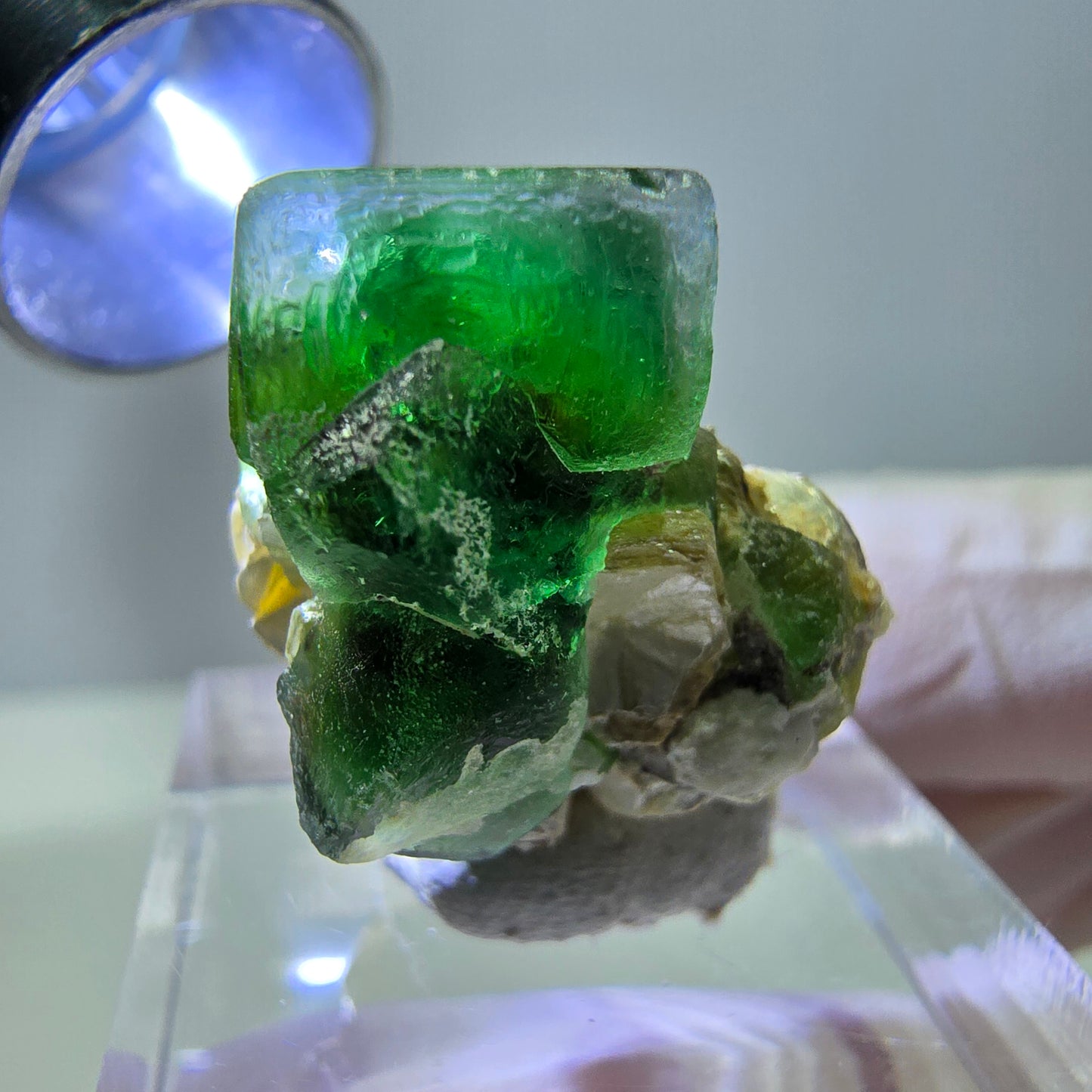 Cube de fluorite fantôme, zonal, muscovite, spécimen d'hyalite, Erongo, Namibie, 22 x 19 x 16 mm