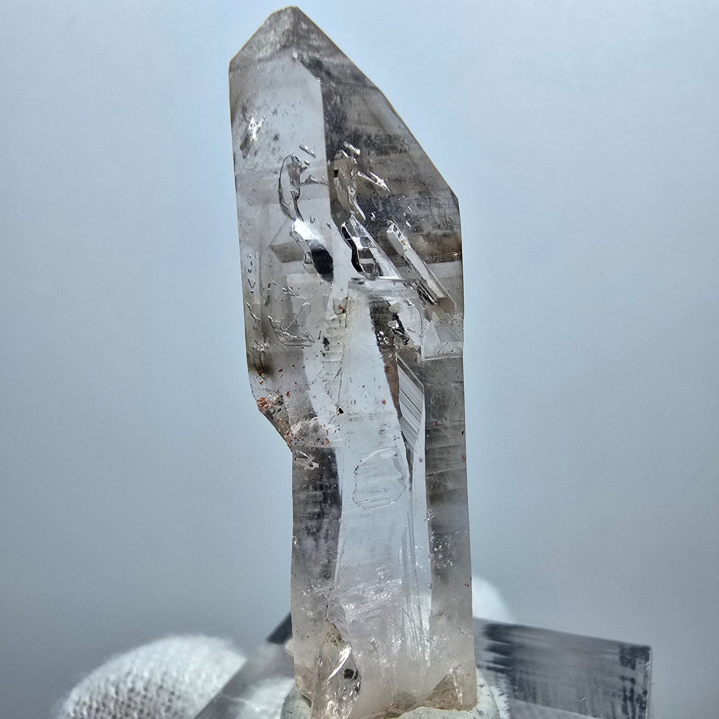 Pointe de sceptre en quartz fumé fantôme transparent, Goboboseb, Namibie, 45 x 11 x 14 mm