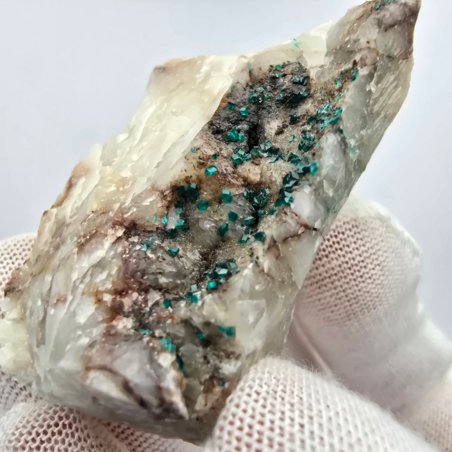 Rare spécimen de dioptase sur quartz Kaokoveld, Namibie 49*26*19mm Collection de minéraux