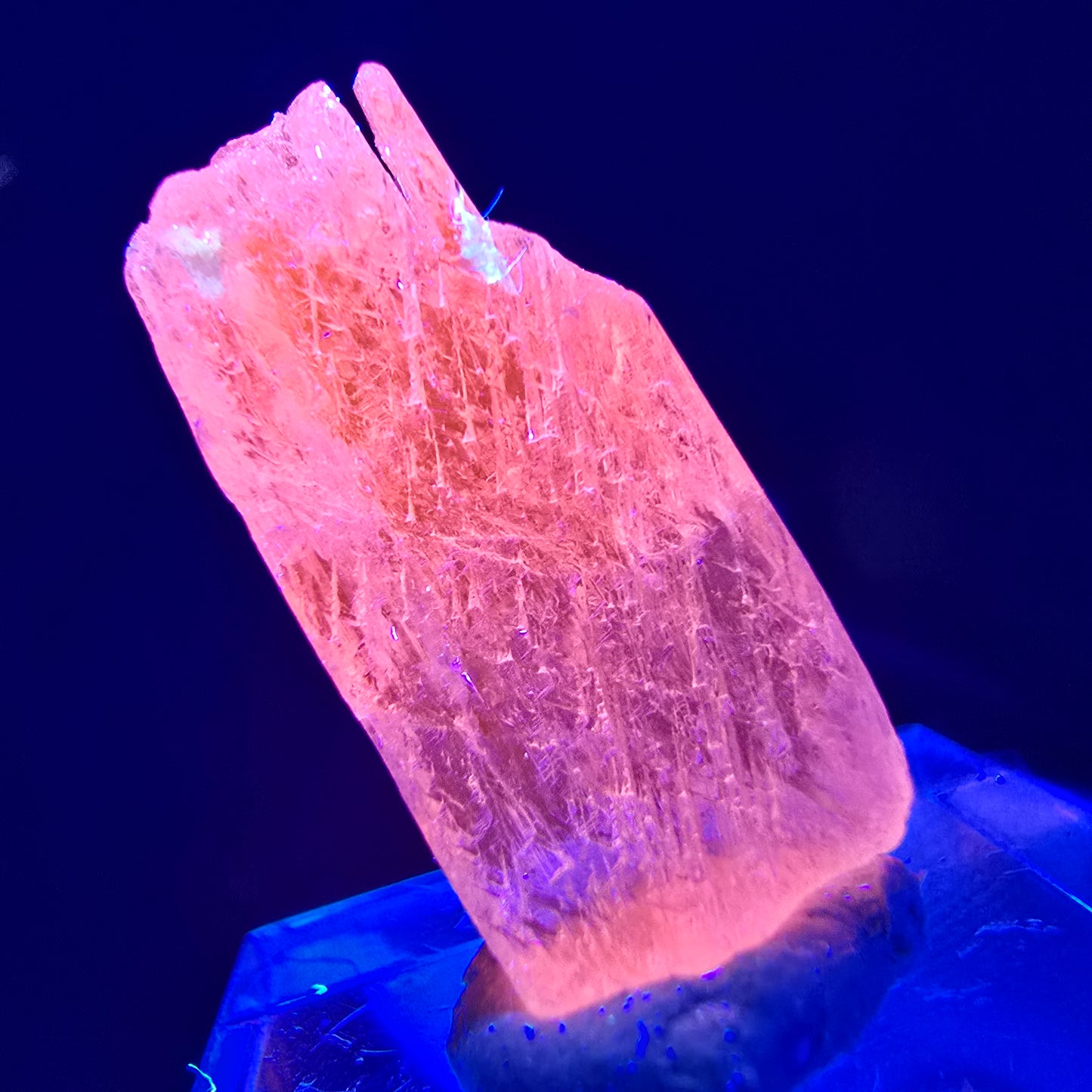 Seltener Kunzit X Spodumen Kristall rosa UV Mineral 27*12*5mm aus Brasilien