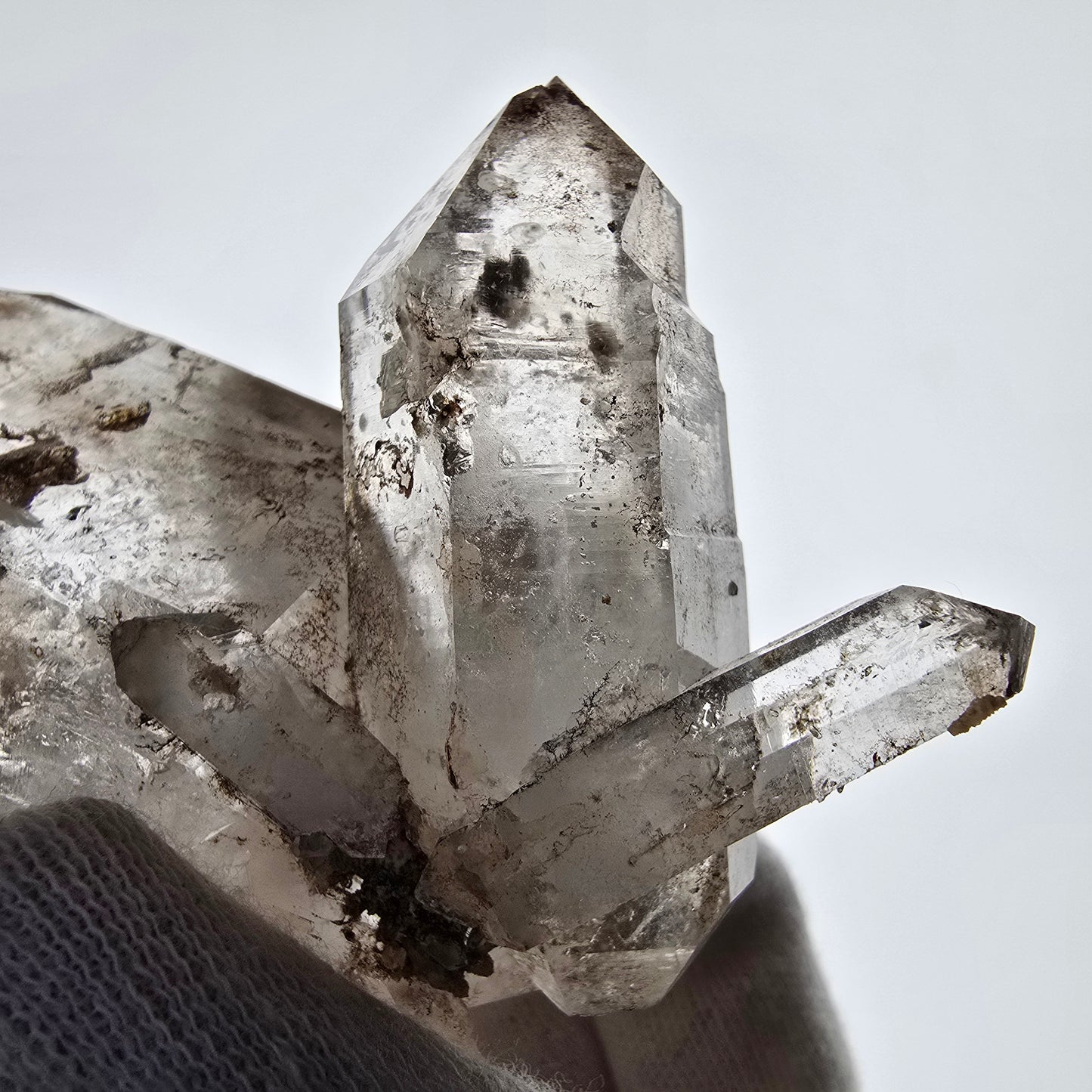 Sceptre squelette en quartz fumé DT, poche Saint-Valentin en calcite UV, Namibie 101 x 64 x 52 mm