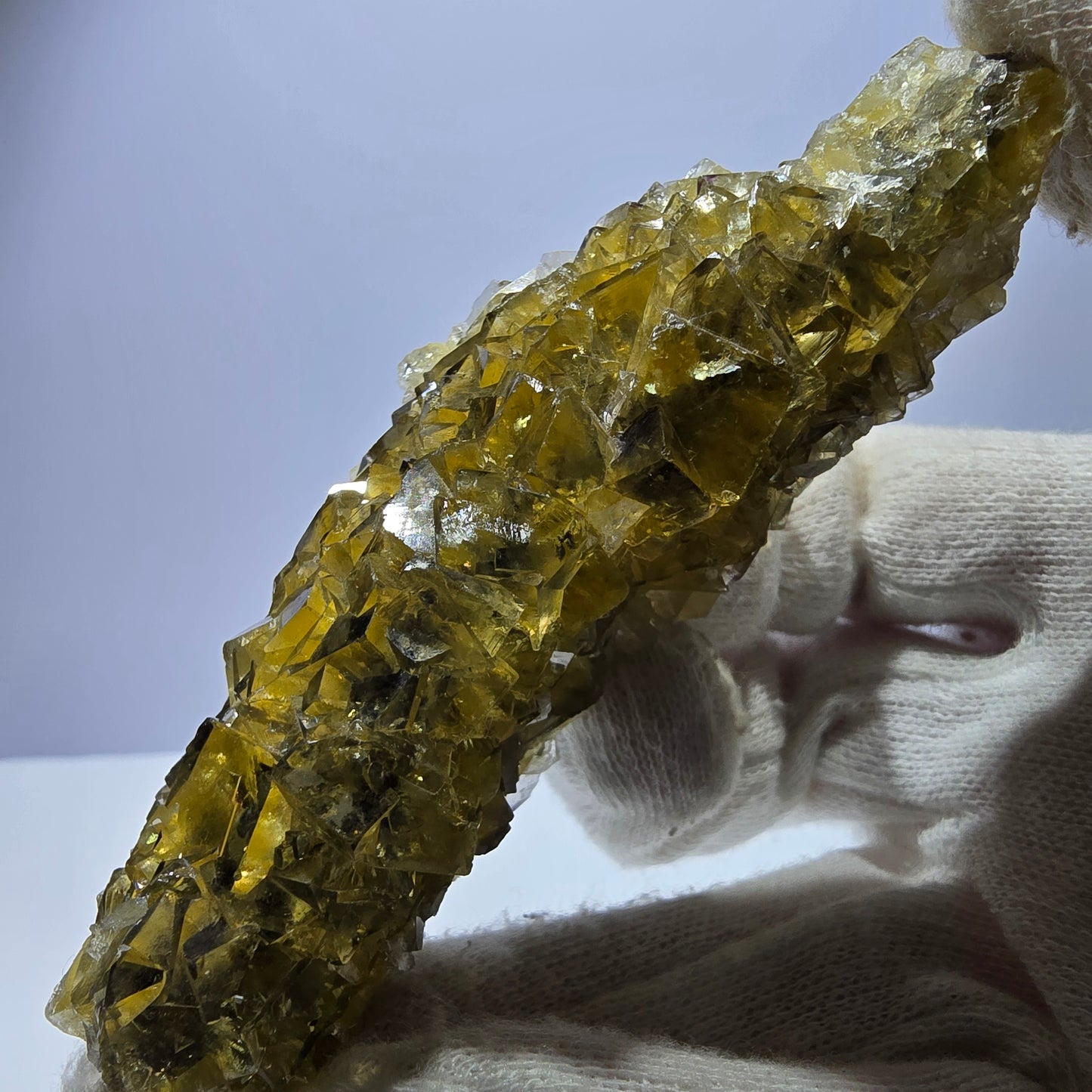 Grand spécimen de cube de fluorite fantôme, poche jaune miel, Okorusu, Namibie, 101 x 30 x 34 mm