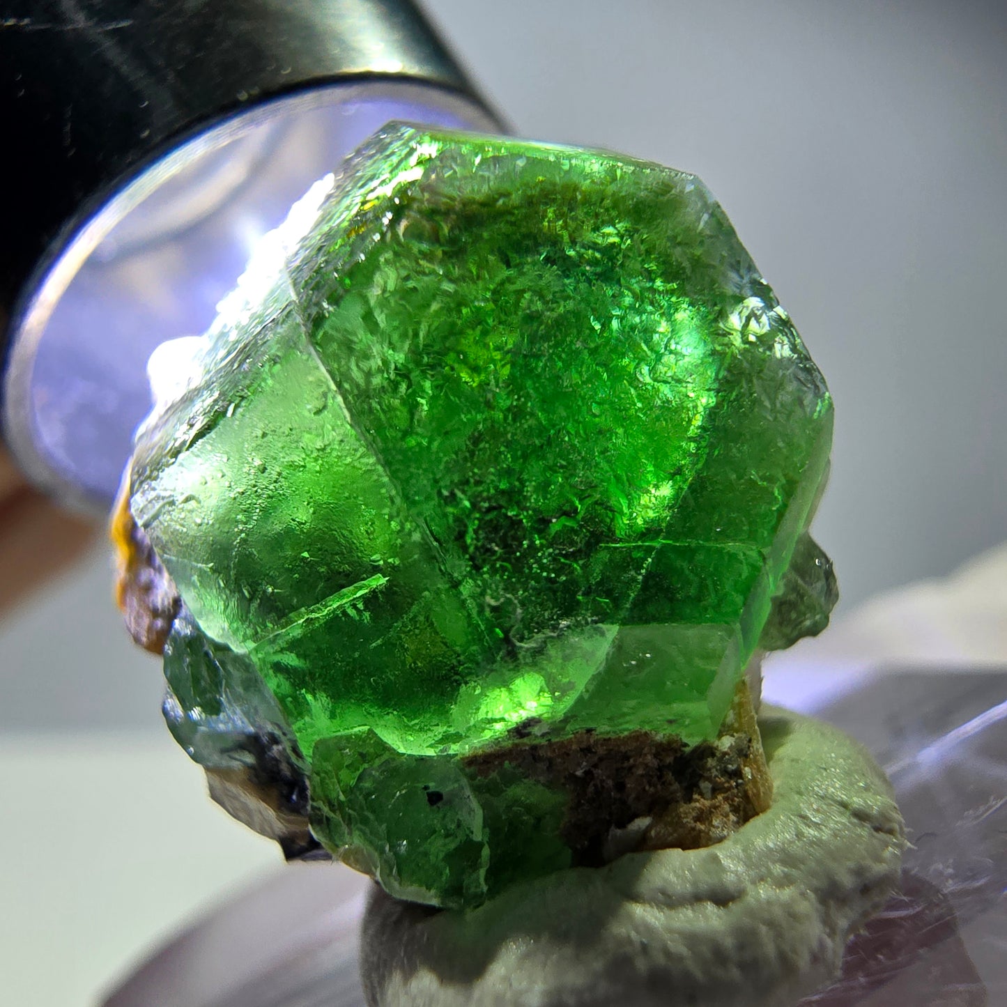 Cube hexagonal de fluorite fantôme, muscovite, tourmaline Schörl, Erongo, Namibie, 20 x 17 x 13 mm