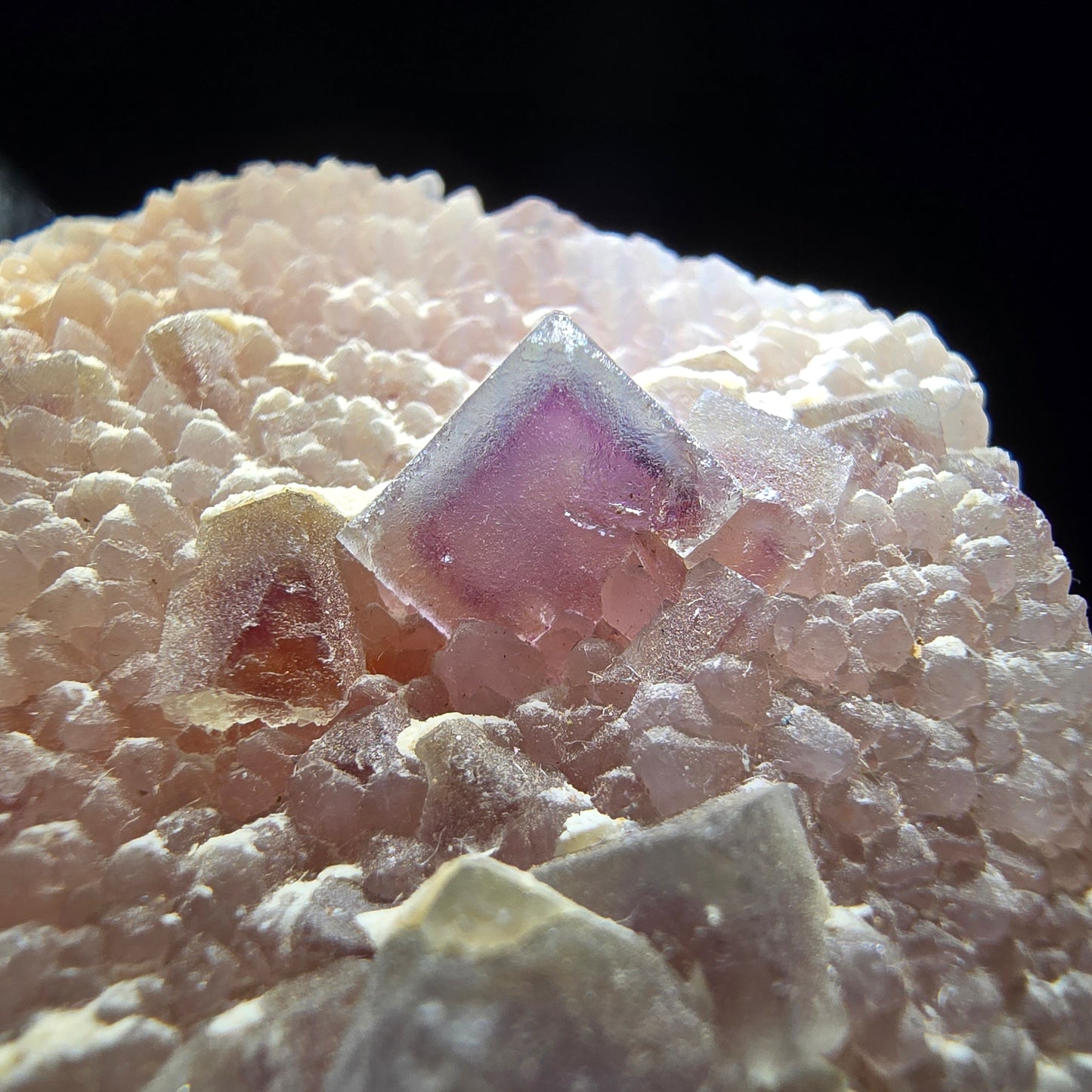 Cube de fluorite fantôme sur scène de quartz violet vert Omehane, Namibie 58*52*19mm