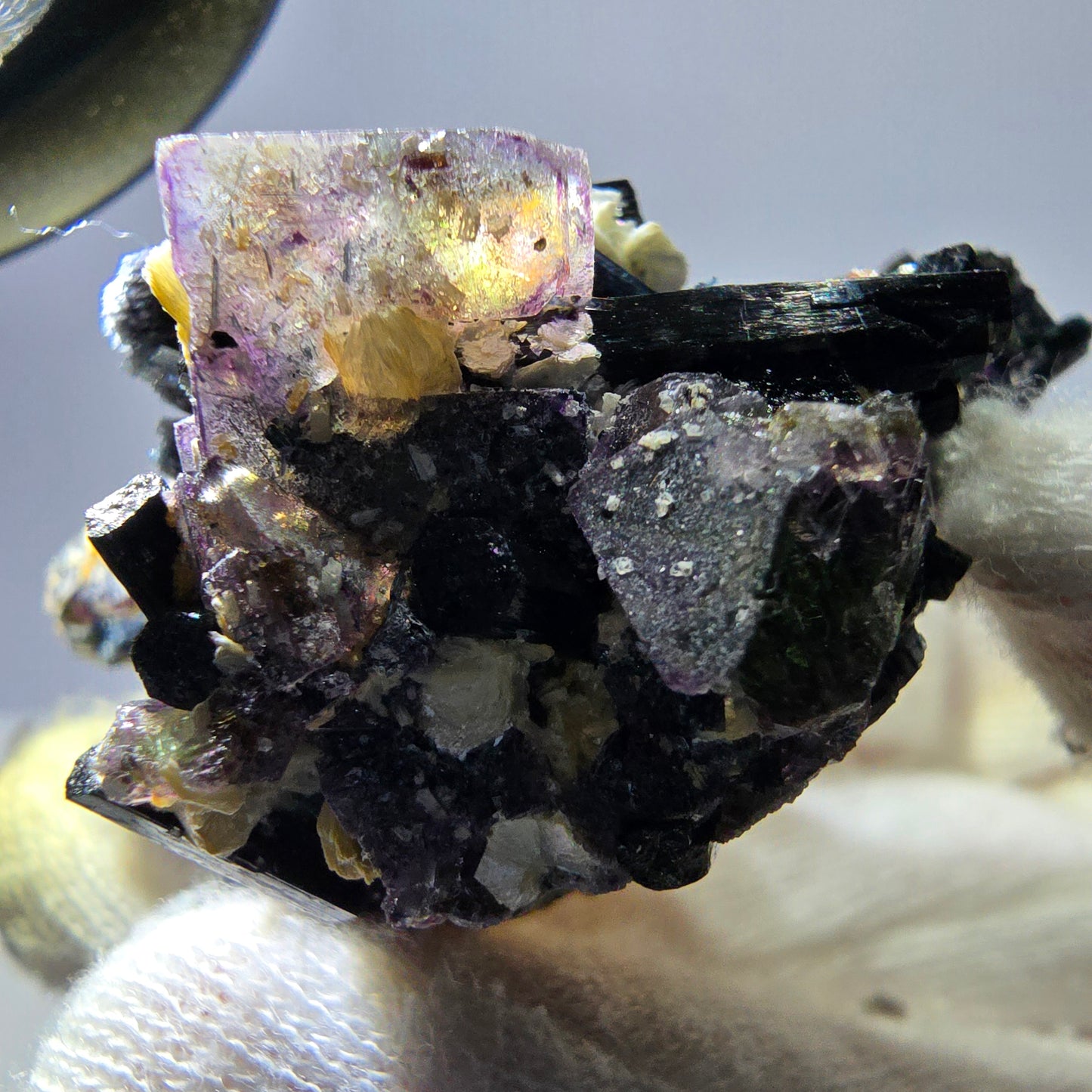 Spécimen de fluorite fantôme colorée, tourmaline scholle, muscovite, Erongo, Namibie, 49 x 41 x 28 mm