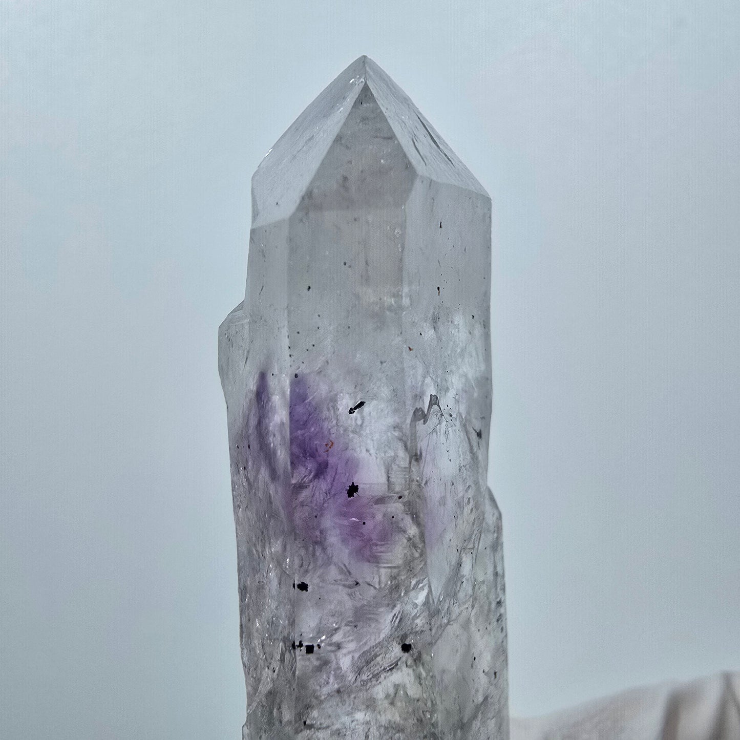 Améthyste fantôme squelette avec hématite, mine Streep, Goboboseb, Namibie, 66 x 16 x 12 mm