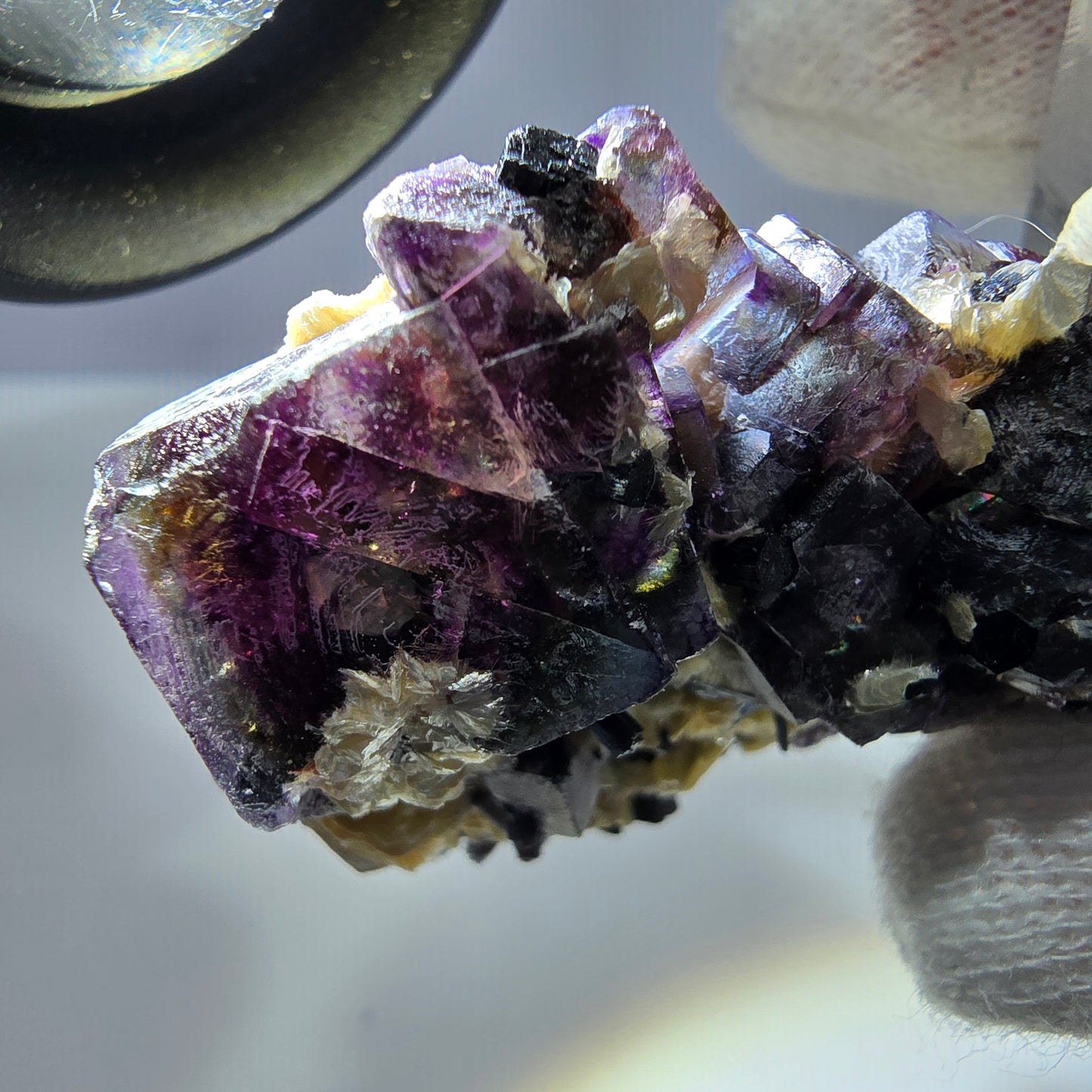 Spécimen de fluorite fantôme colorée et de tourmaline scholle muscovite, Erongo, Namibie, 44 x 29 x 22 mm