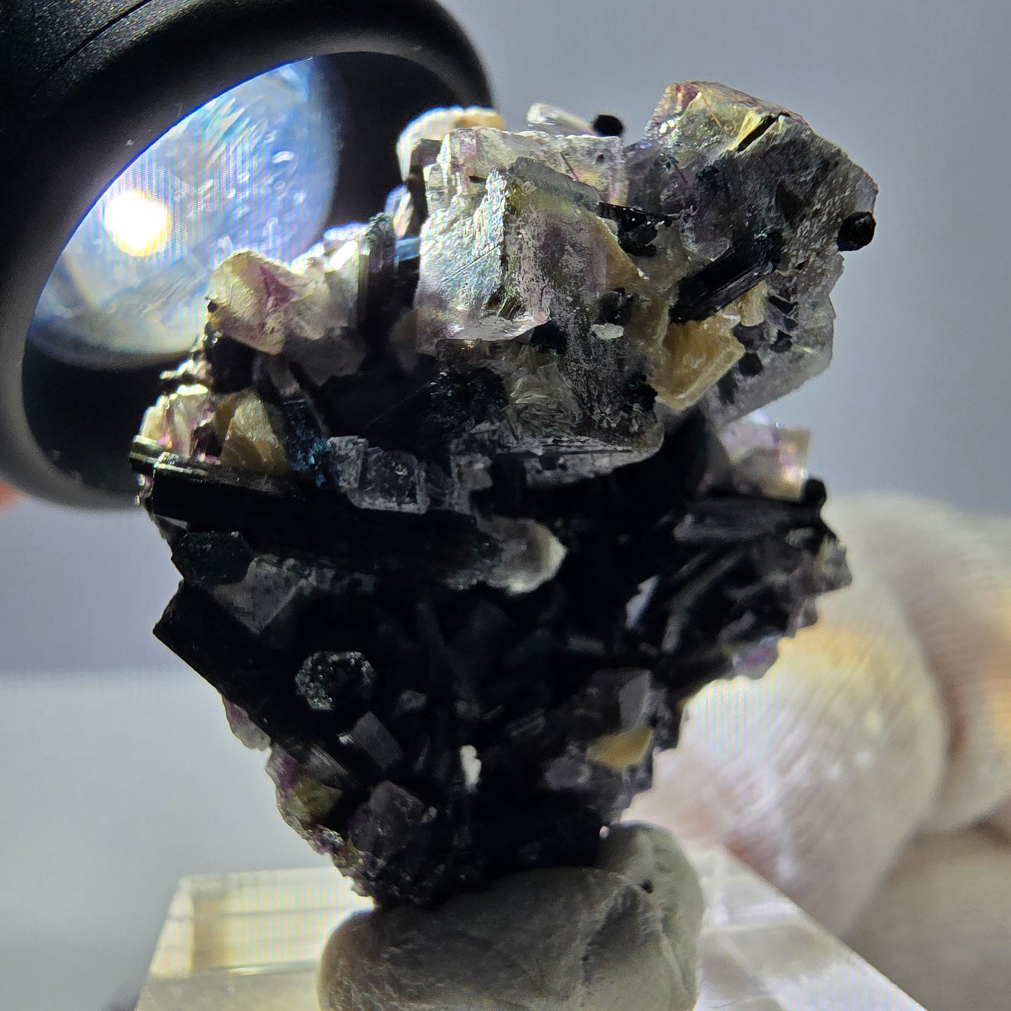 Spécimen de fluorite fantôme colorée, tourmaline scholle, muscovite, Erongo, Namibie, 28 x 30 x 19 mm