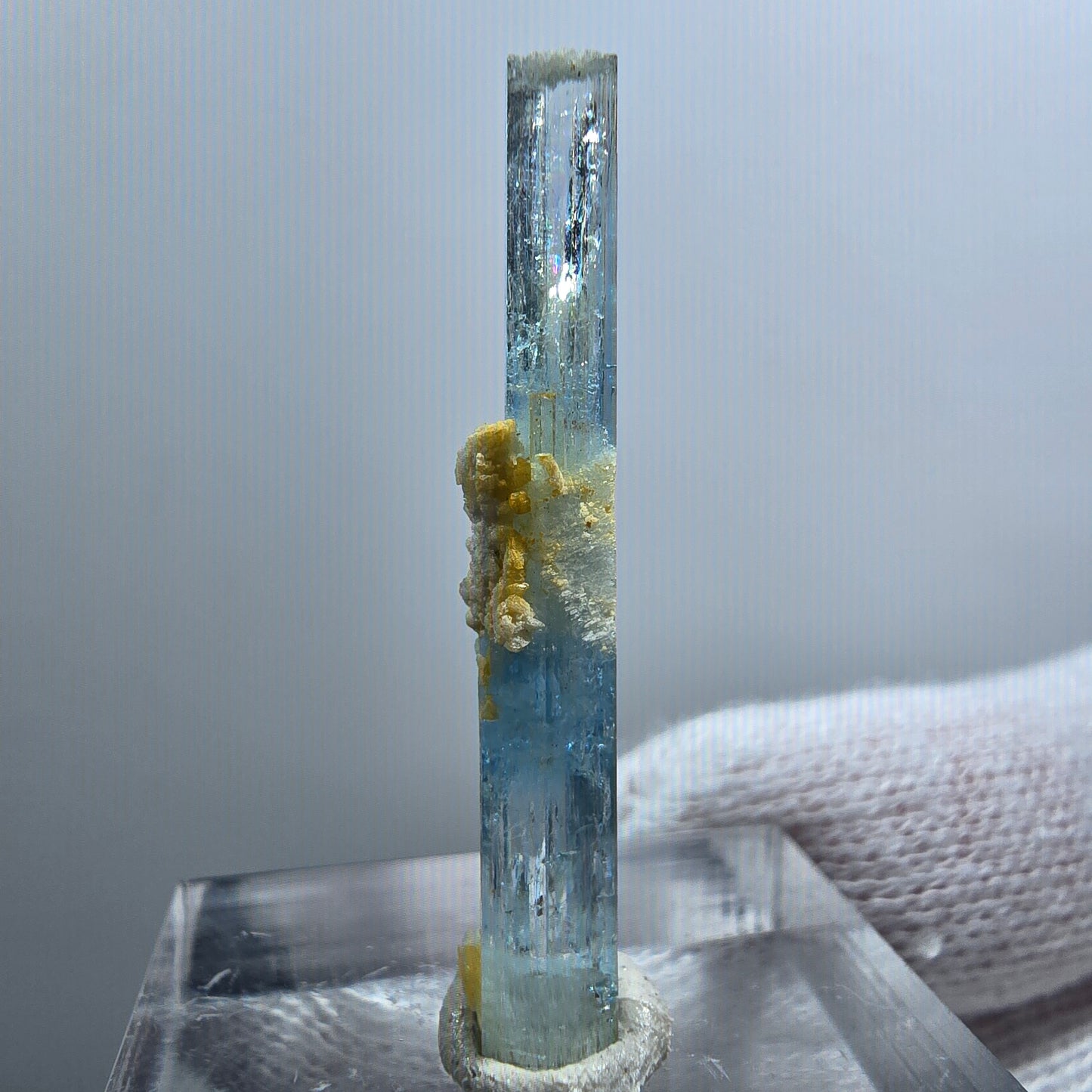 Rare spécimen d'orthose à double terminaison aigue-marine, Erongo, Namibie, 33 x 5 x 4 mm