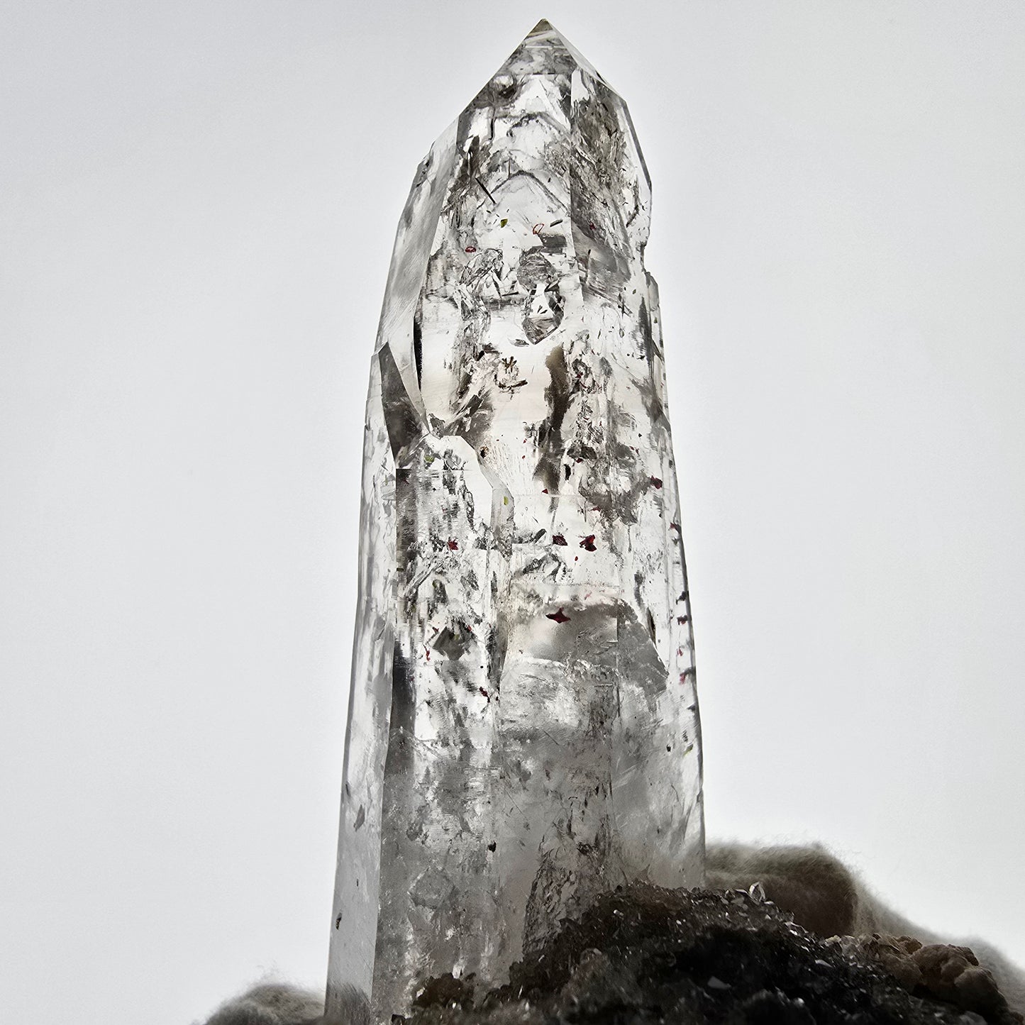 Quartz fumé Harlequin DT, calcite UV sur matrice, spécimen Valentine Pocket, Namibie, 96 x 46 x 53 mm