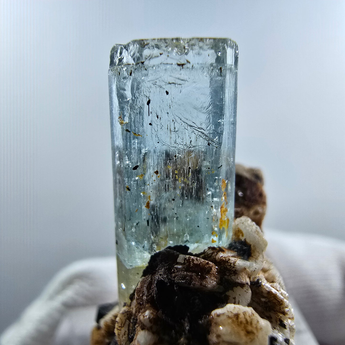 Aigue-marine Setlene, tourmaline Schorl sur matrice, spécimen d'Erongo, Namibie, 30 x 27 x 21 mm