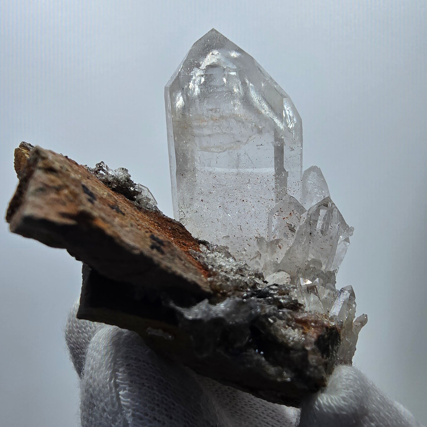 Quartz fumé fantôme hématite, calcite UV sur matrice Valentine Pocket Gob. Namibie 82 x 57 x 53 mm