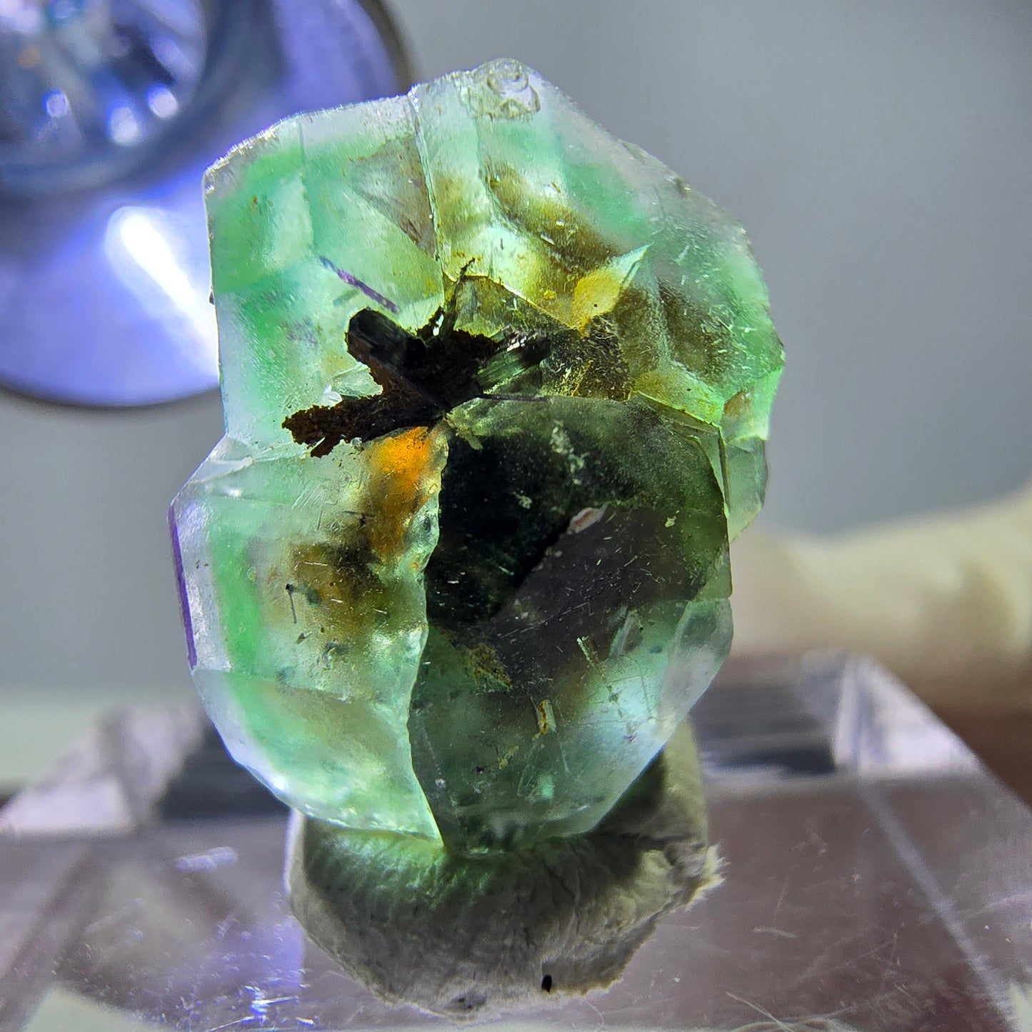 Cube hexagonal de fluorite fantôme, tourmaline Schorl d'Erongo, Namibie 17 x 13 x 12 mm