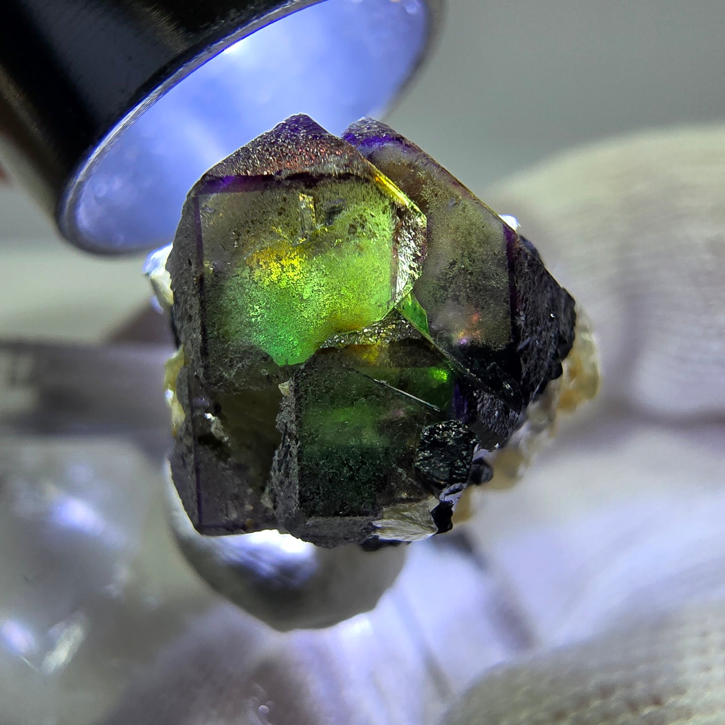 Fluorite fantôme colorée, Spécimen de tourmaline scholle muscovite, Erongo, Namibie, 19 x 17 x 14 mm