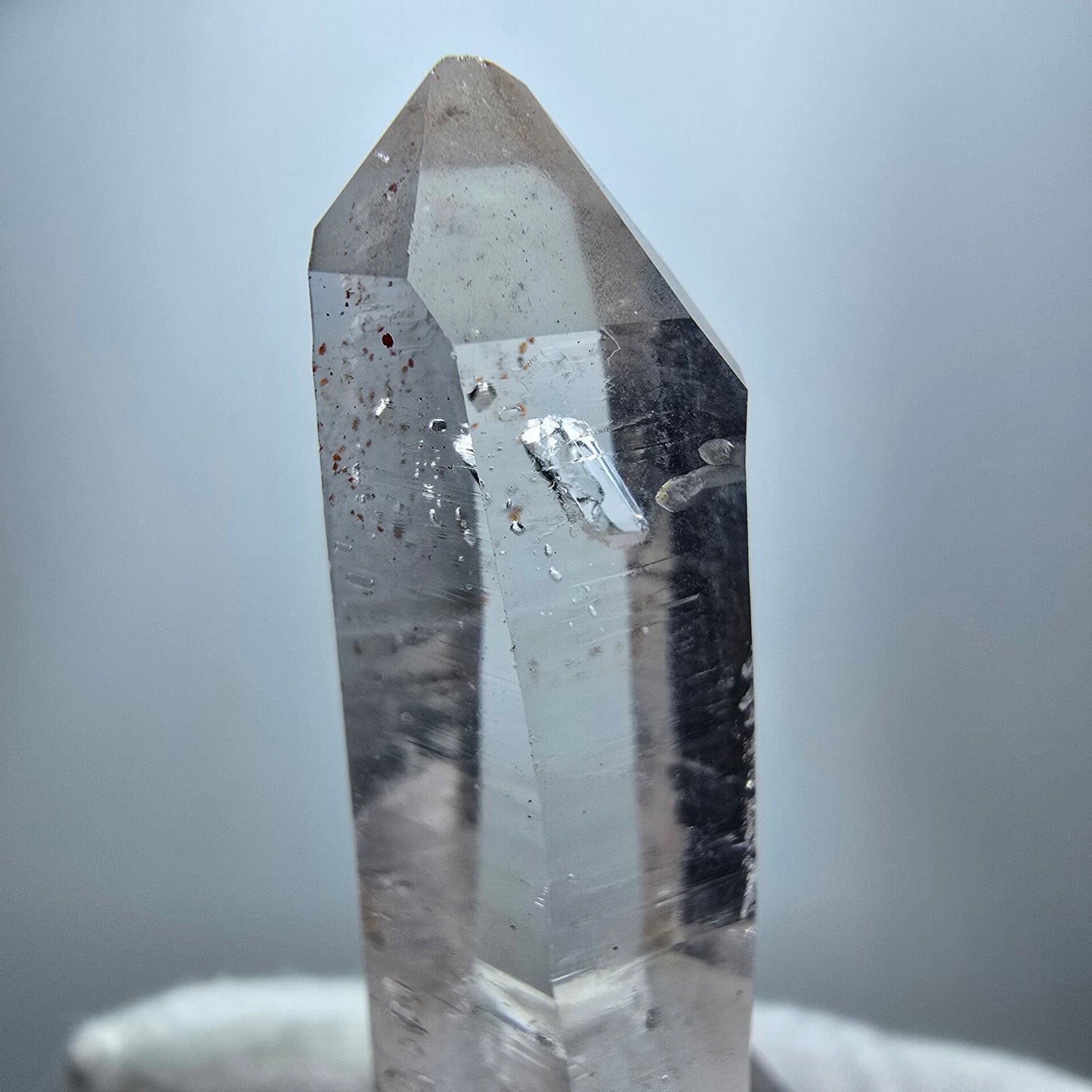Klare Lemurian Phantom Rauchquarz Spitze Goboboseb, Namibia 45*13*12mm