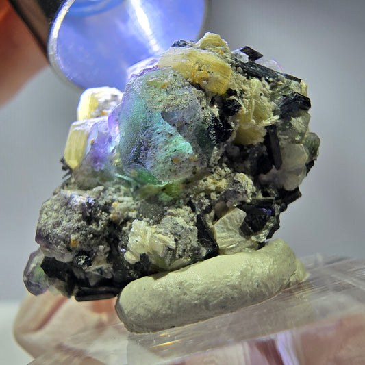 Cube hexagonal de fluorite fantôme, muscovite, tourmaline Schörl, Erongo, Namibie 28 x 25 x 18 mm