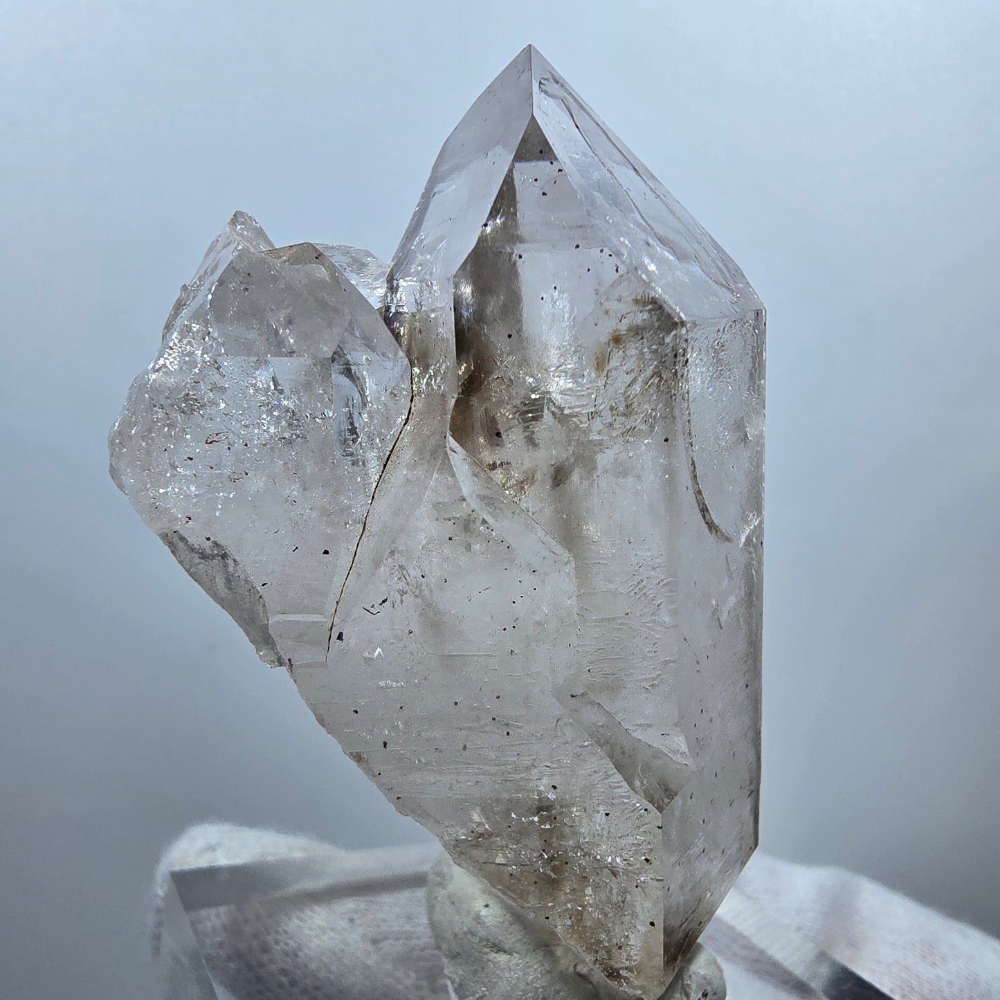 Quartz fumé fantôme DT Sceptre squelette Hématite Valentine Pocket Goboboseb Namibie 64*40*31mm