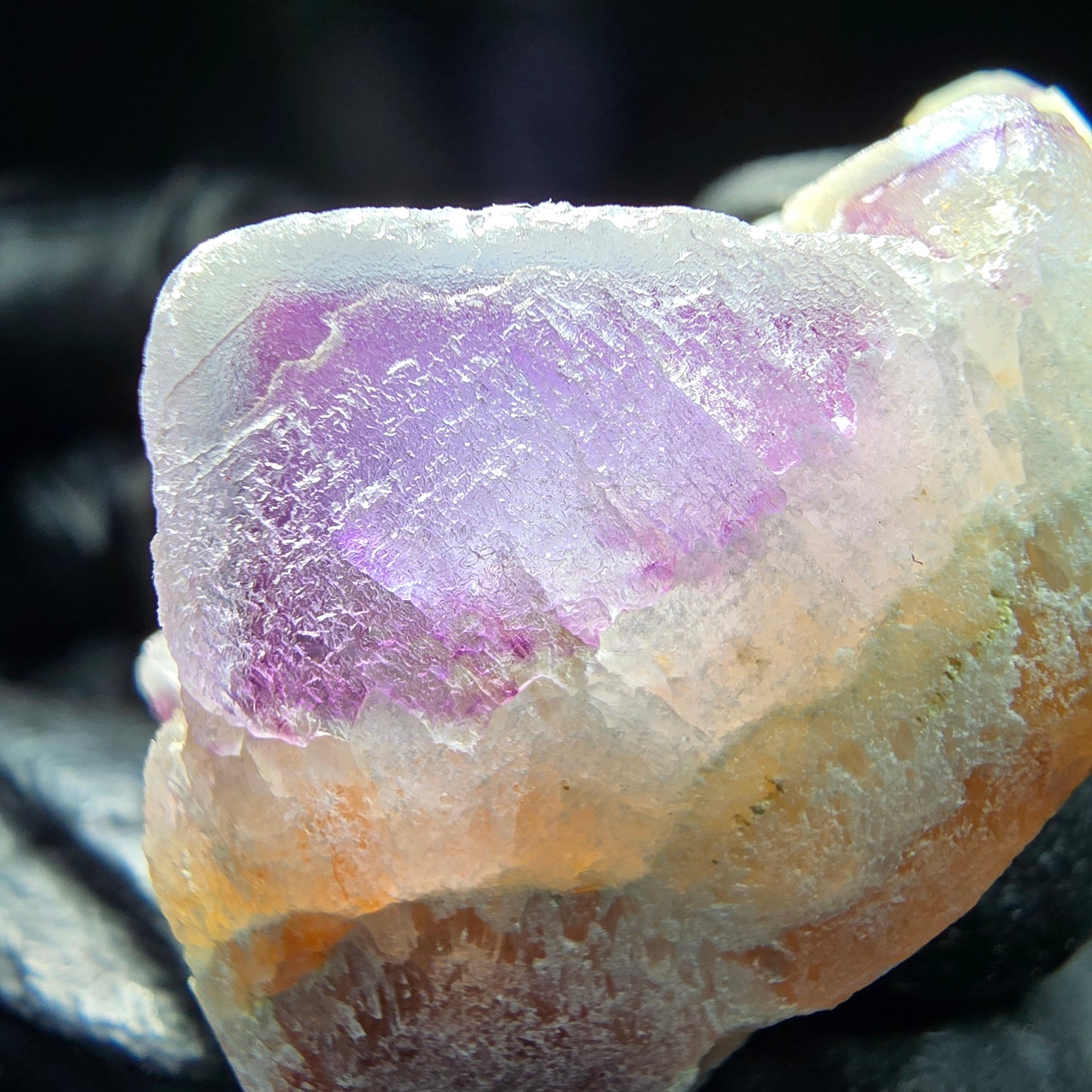 Cube de fluorite fantôme sur scène de quartz violet vert Omehane, Namibie 33*31*23mm