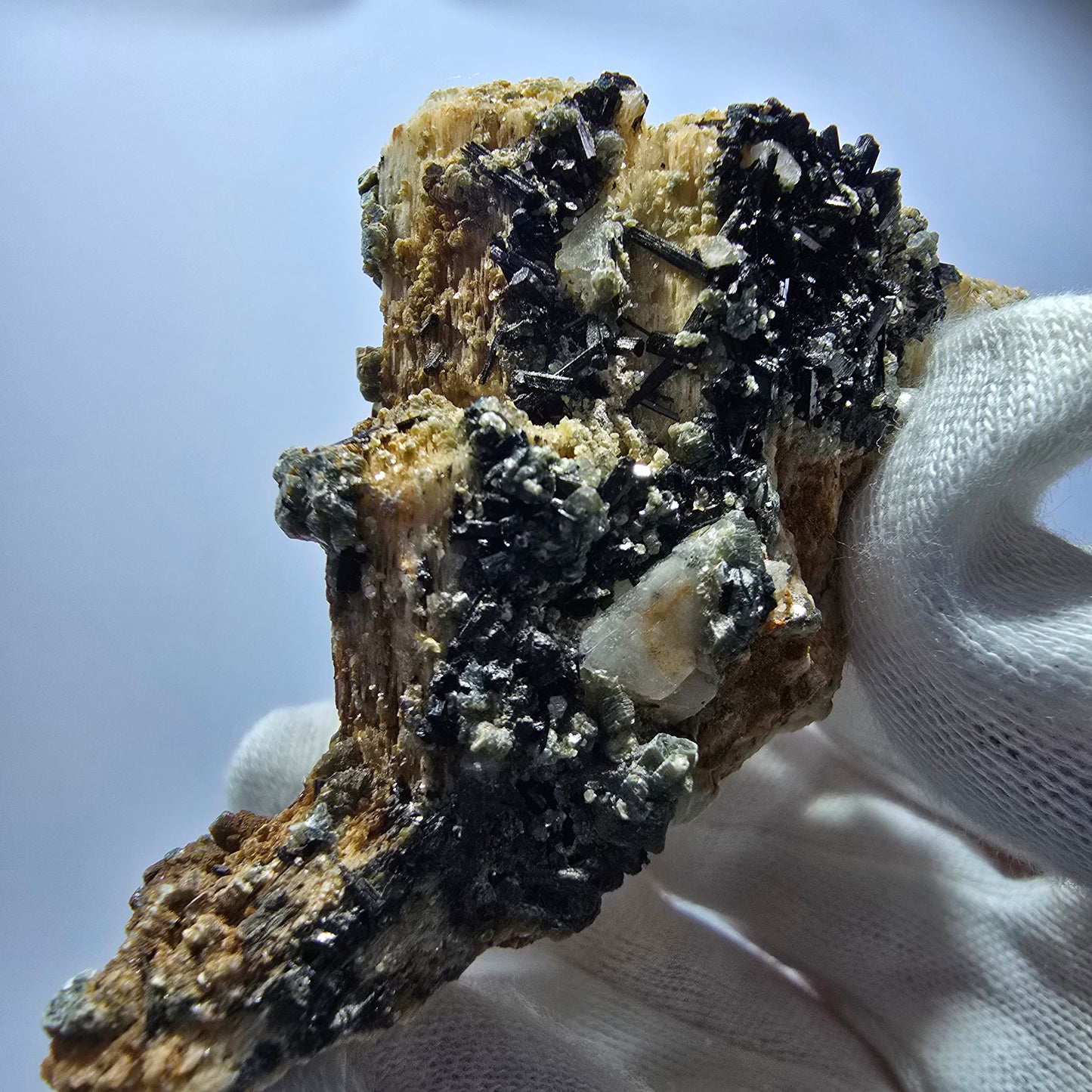 Tourmaline Schörl, muscovite, calcite UV, stade orthose Erongo, Namibie 82*55*45mm