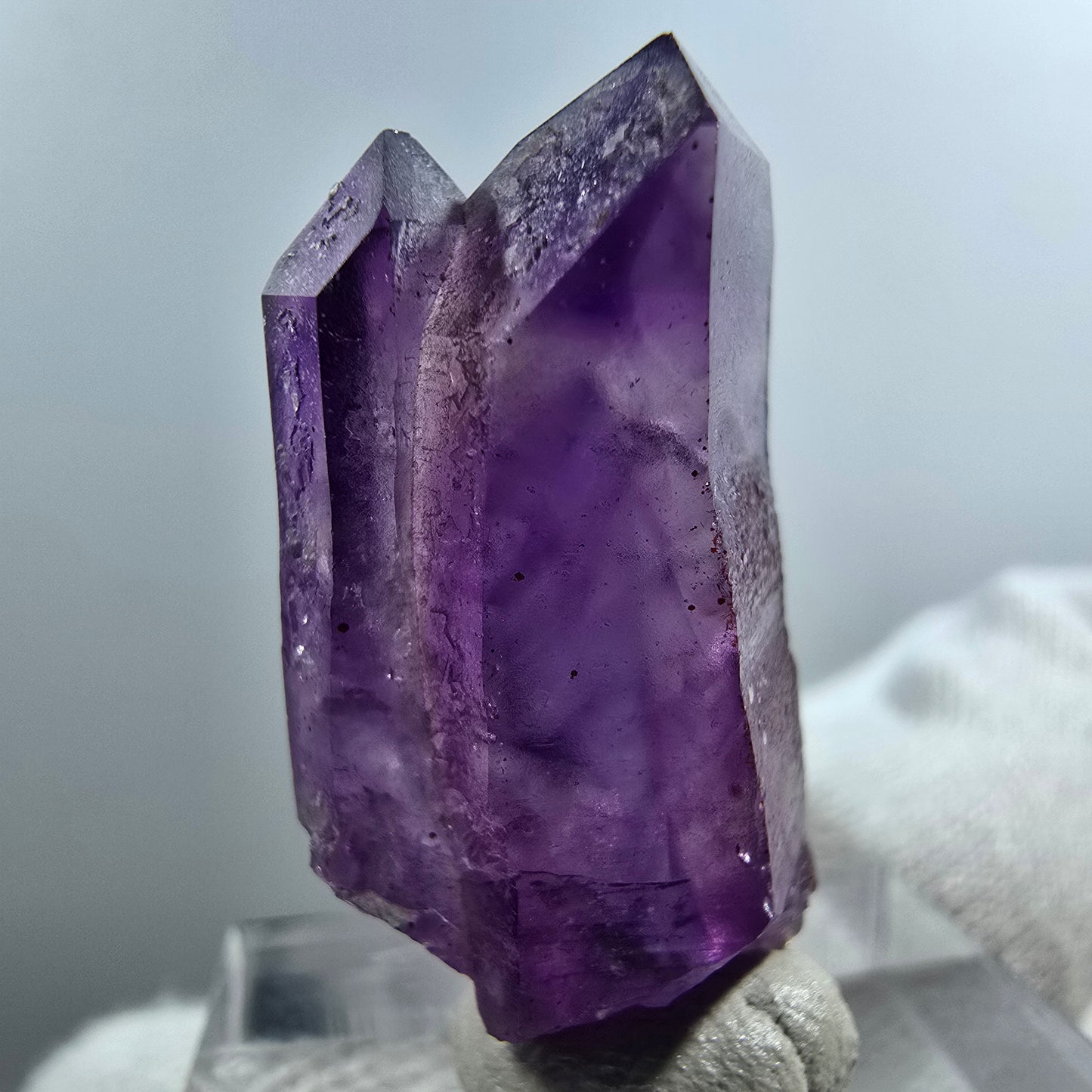 Pointe de sceptre en améthyste fantôme rare de Goboboseb, Namibie, 30 x 15 x 9 mm