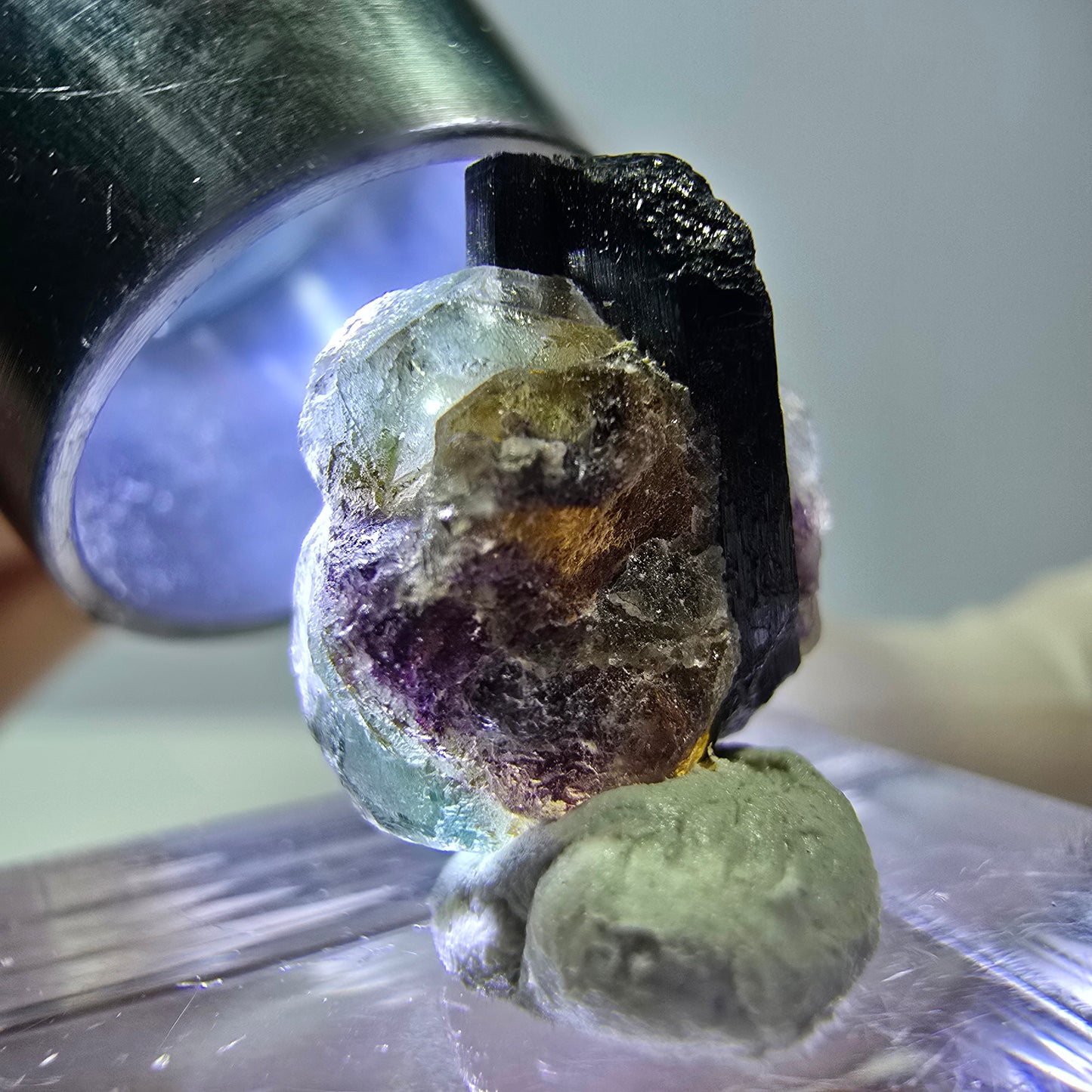 Spécimen de fluorite fantôme colorée et de tourmaline scholle muscovite, Erongo, Namibie, 14 x 10 x 15 mm