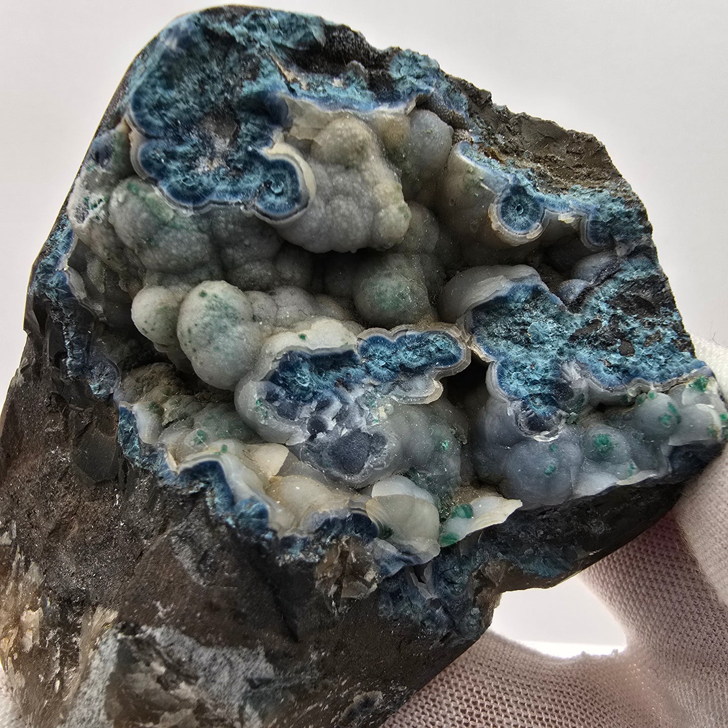 Grand spécimen de shattuckite et de malachite, cristaux en boule, Kaokoveld, Namibie, 69 x 53 x 44 mm