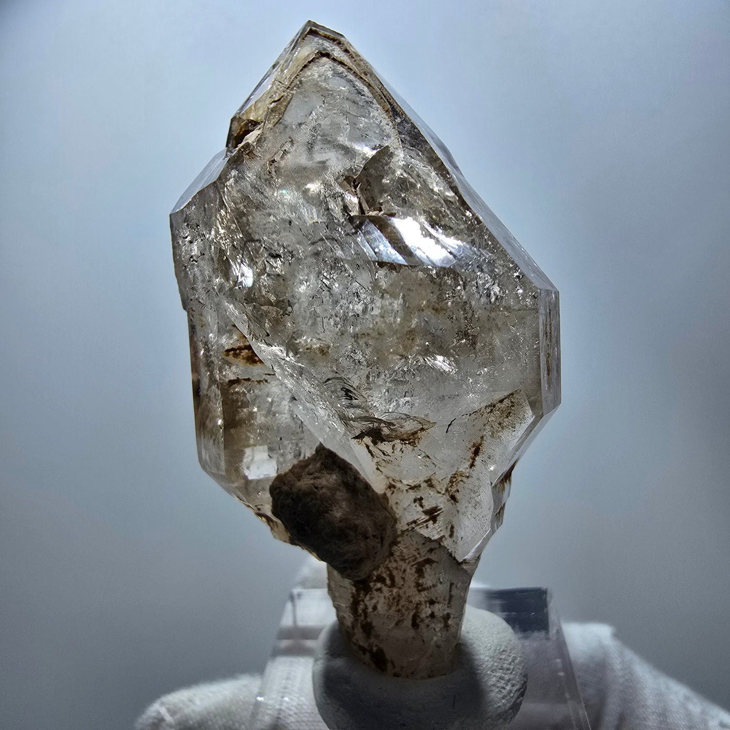 Quartz fumé fantôme transparent, pointe de sceptre, Goboboseb, Namibie, 61 x 29 x 28 mm
