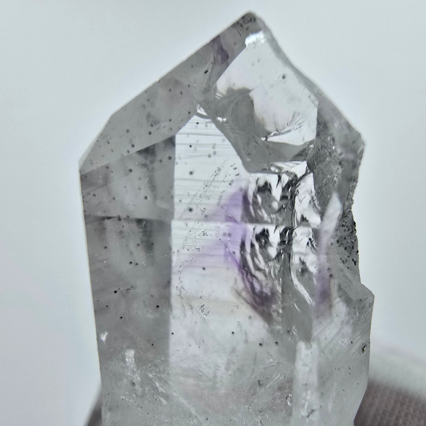 Phantom Amethyst Kristall mit Hämatit Streep Mine Goboboseb Namibia 40*19*15mm