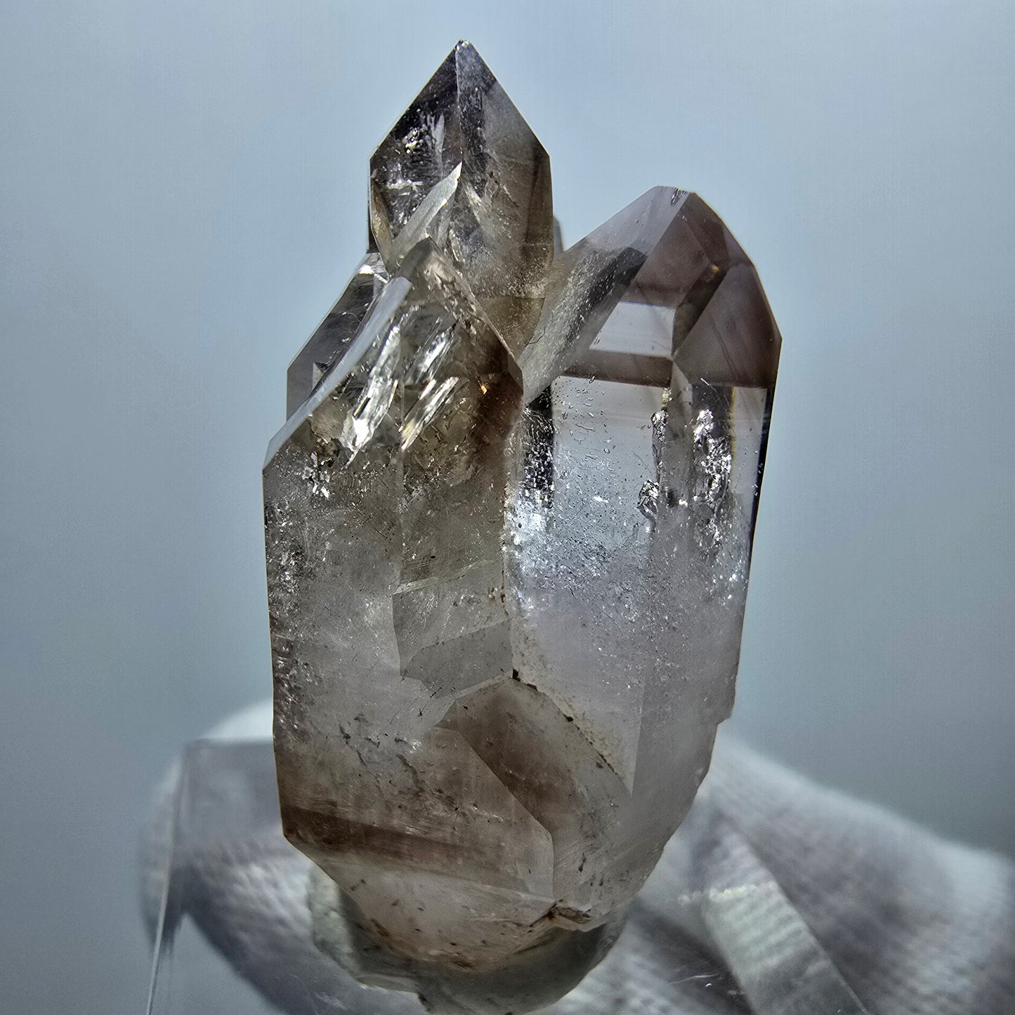 Amas de sceptres en quartz fumé fantôme transparent, Goboboseb, Namibie, 35 x 20 x 17 mm