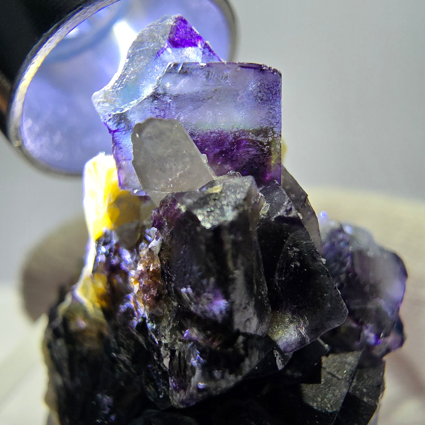 Spécimen de fluorite fantôme colorée, tourmaline schol, muscovite, quartz fumé, Erongo, Namibie, 35 x 25 x 20 mm