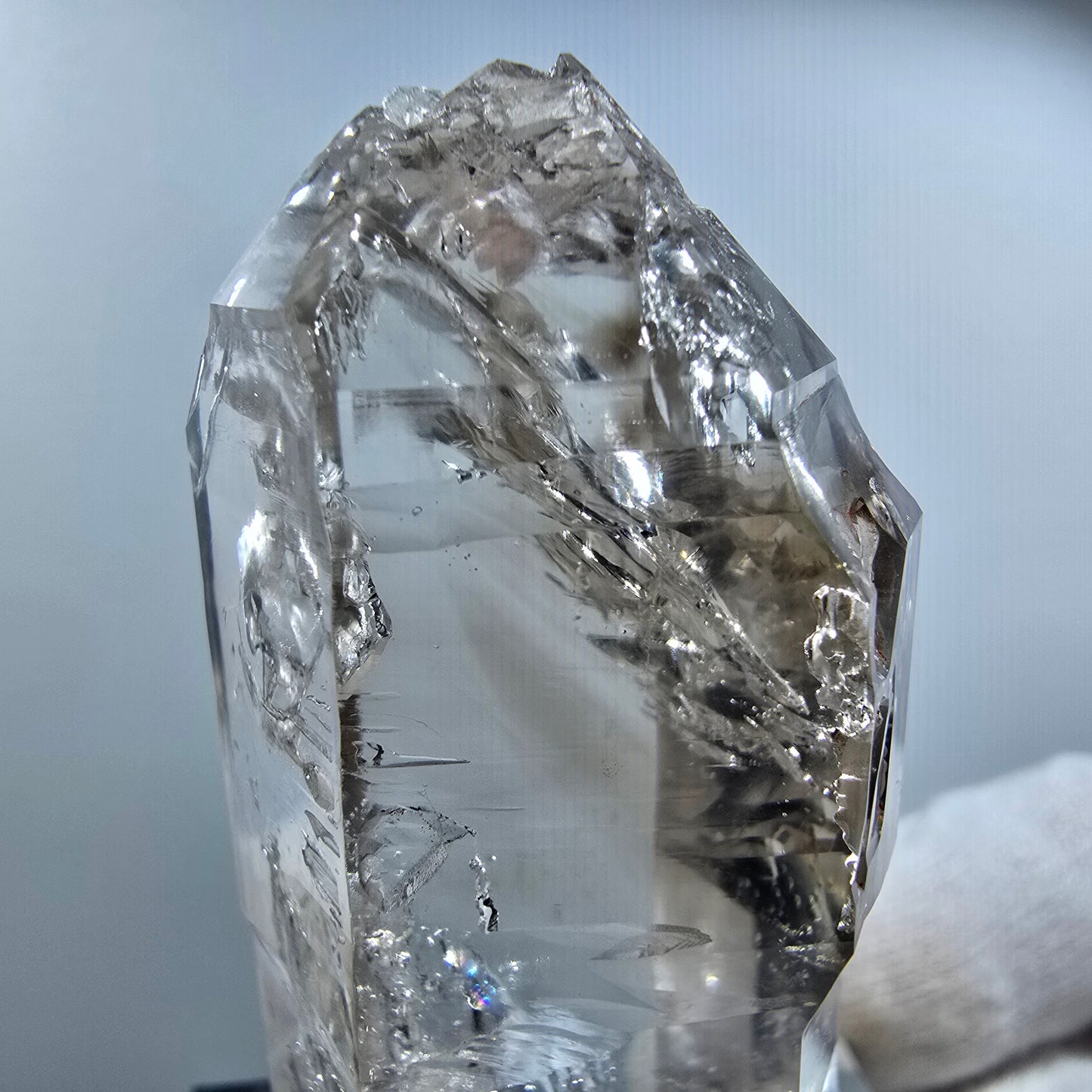Sceptre en quartz fumé fantôme, calcite, hématite, poche Valentine Goboboseb Namibie 65 x 30 x 22 mm