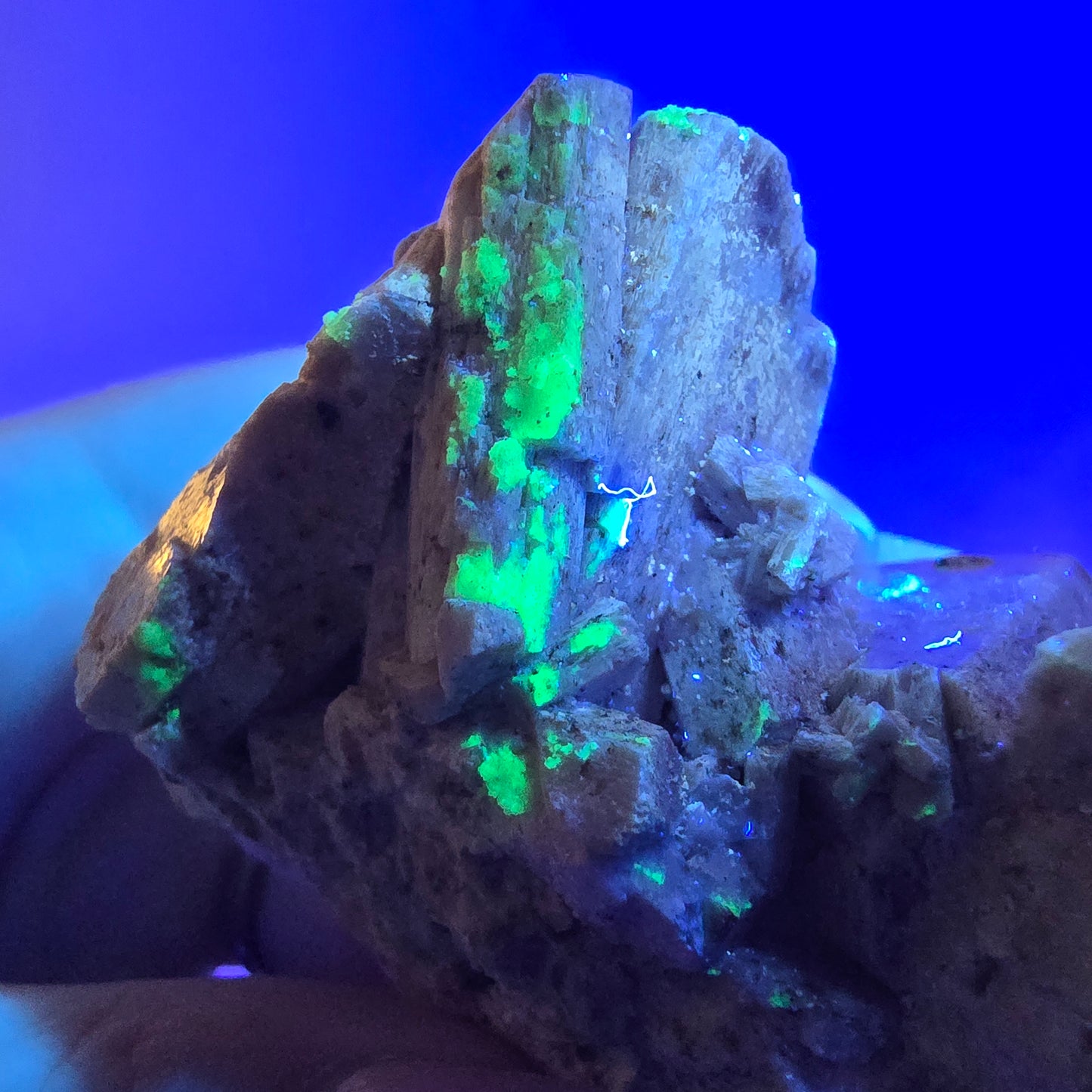 Grand spécimen d'orthose, de tourmaline Schorl et d'hyalite, Erongo, Namibie, 94 x 57 x 50 mm