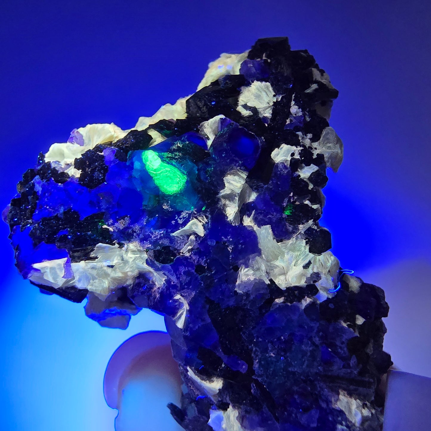 Fluorite fantôme colorée, hyalite, muscovite, tourmaline schol, Erongo, Namibie, 48 x 36 x 24 mm