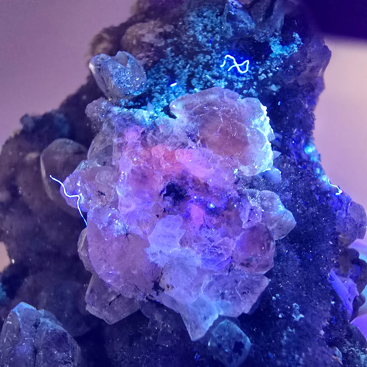 Quartz fumé Harlequin DT, calcite UV, spécimen de chrysocolle, Valentine Pocket, Namibie, 108 x 64 x 44 mm