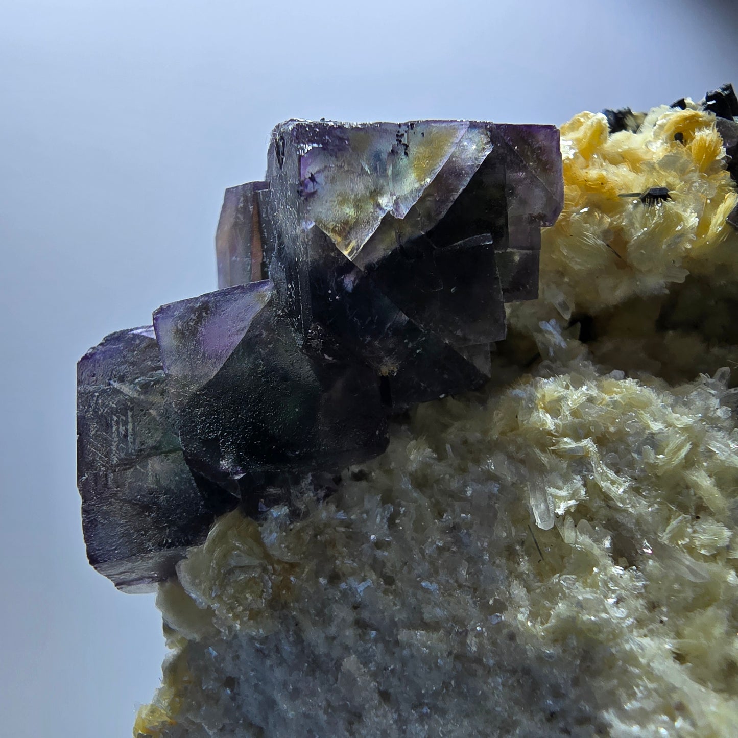 Fluorite fantôme colorée, tourmaline schol, hyalite, quartz fumé, muscovite, Erongo, Namibie, 78 x 70 x 48 mm
