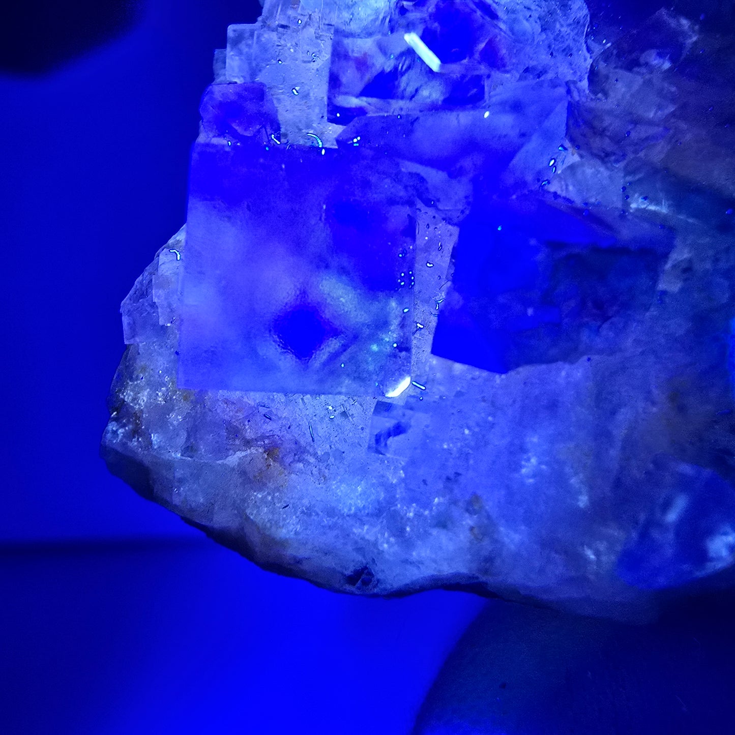 Seltene UV Phantom Fluorit Würfel, Quarz Stufe Brandberg, Namibia 59*39*20mm
