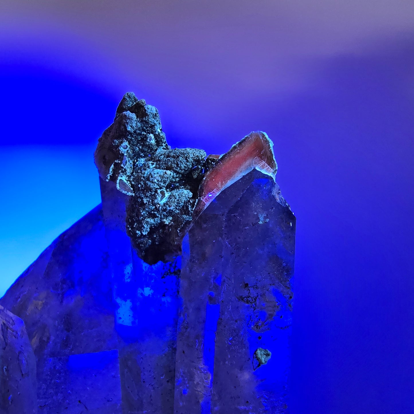 Quartz fumé squelette fantôme Enhydro, DT, calcite UV, Valentine Pocket Gob. Namibie, 107 x 41 x 27 mm
