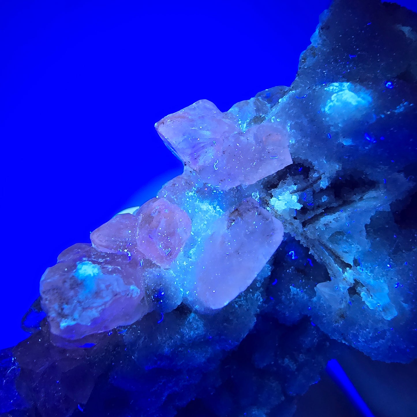 Spécimen rare de calcite UV, mine Valentine Pocket, Goboboseb, Namibie, 88 x 44 x 29 mm