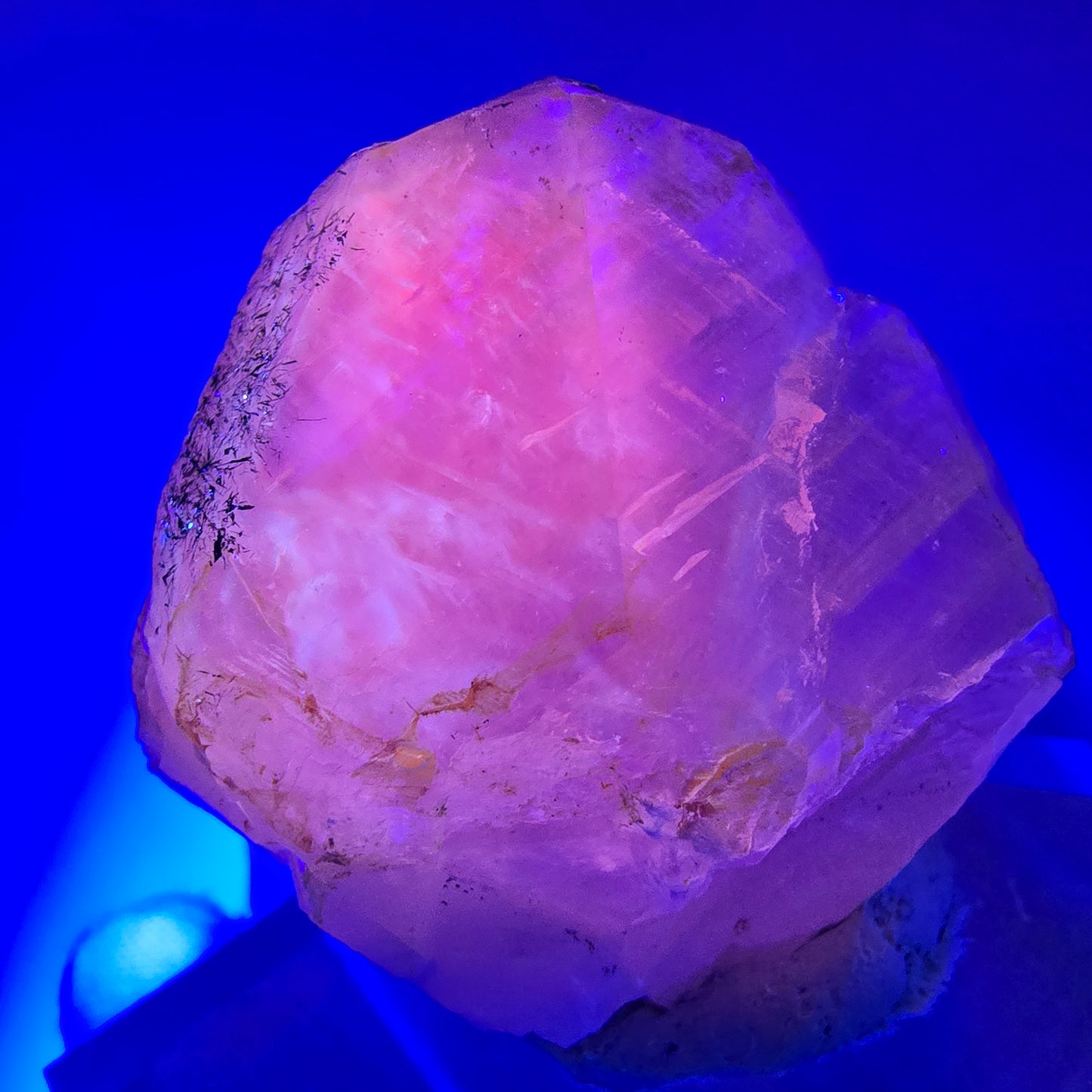 UV Calcit Kristall mit Harlekin Quarz, Schörl Turmalin Erongo Namibia 50*42*40mm