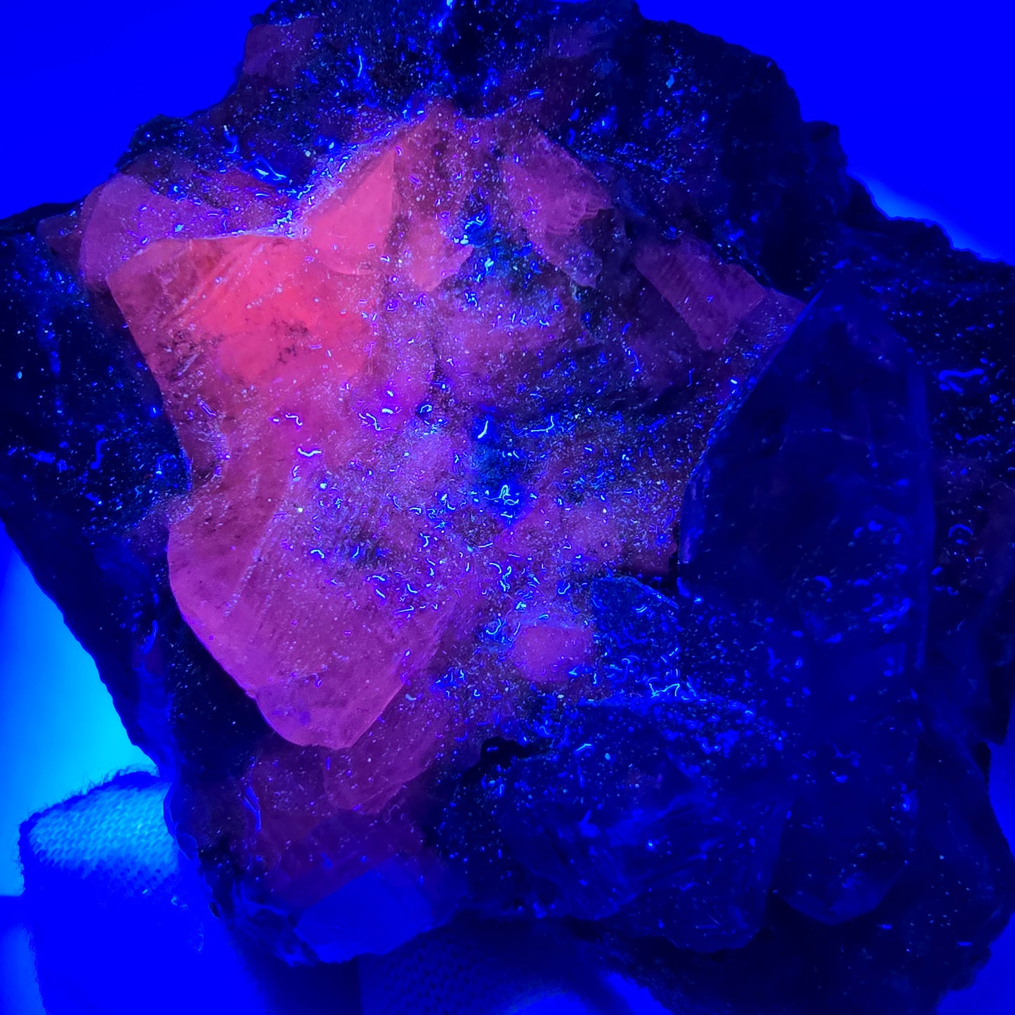 Amethyst Skelett Zepter, UV Calcit auf Matrix Goboboseb, Namibia 101*77*62mm