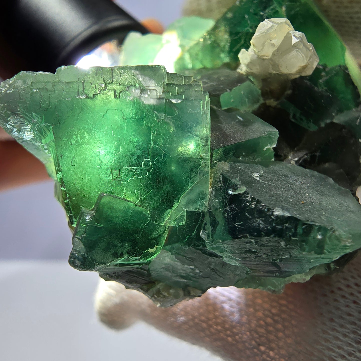 Cube de fluorite fantôme, marches en quartz parquetées Okorusu Namibie 61 x 49 x 36 mm