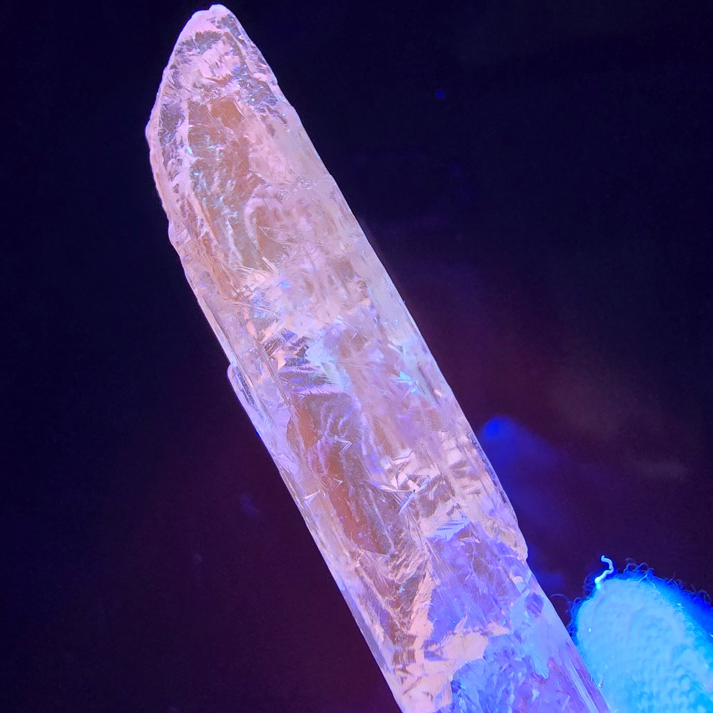 Seltener Kunzit X Spodumen Kristall rosa UV Mineral 50*13*10mm aus Brasilien
