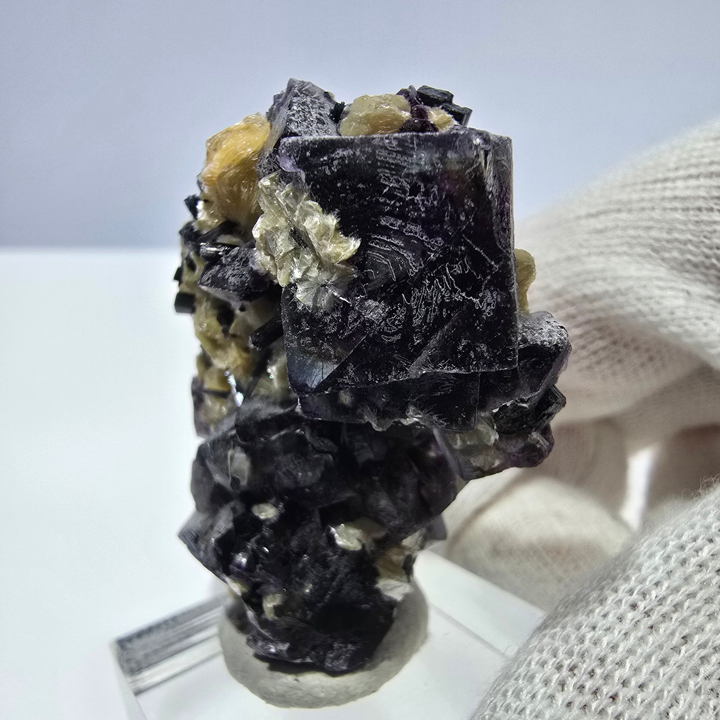 Spécimen de fluorite fantôme colorée et de tourmaline scholle muscovite, Erongo, Namibie, 44 x 29 x 22 mm