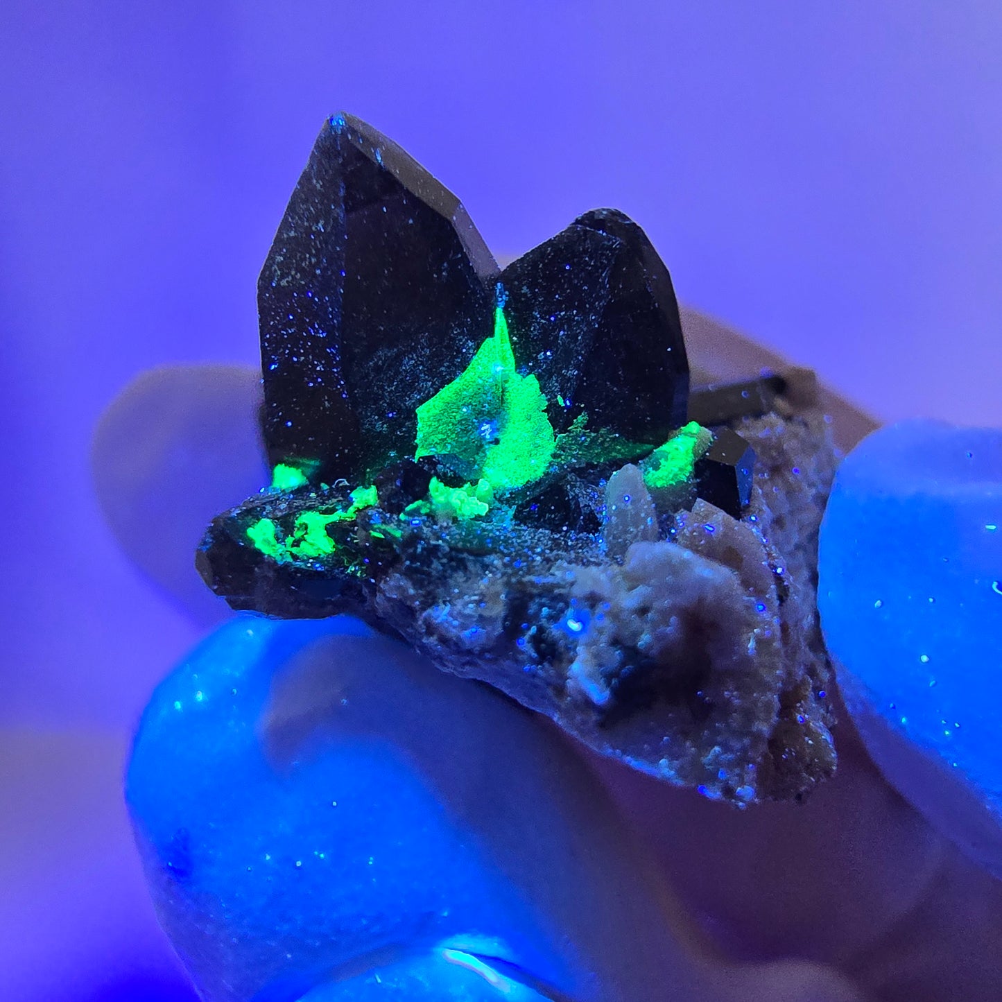 Spécimen rare de tourmaline Schorl, quartz fumé et hyalite, Erongo, Namibie, 37 x 29 x 19 mm