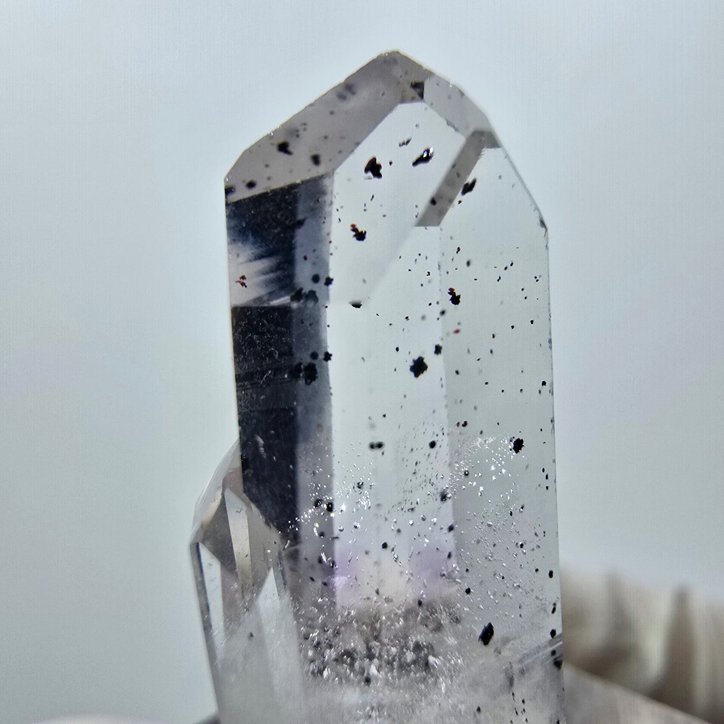 Quartz hématite transparent Point Streep Mine, Goboboseb, Namibie 27 x 11 x 8 mm