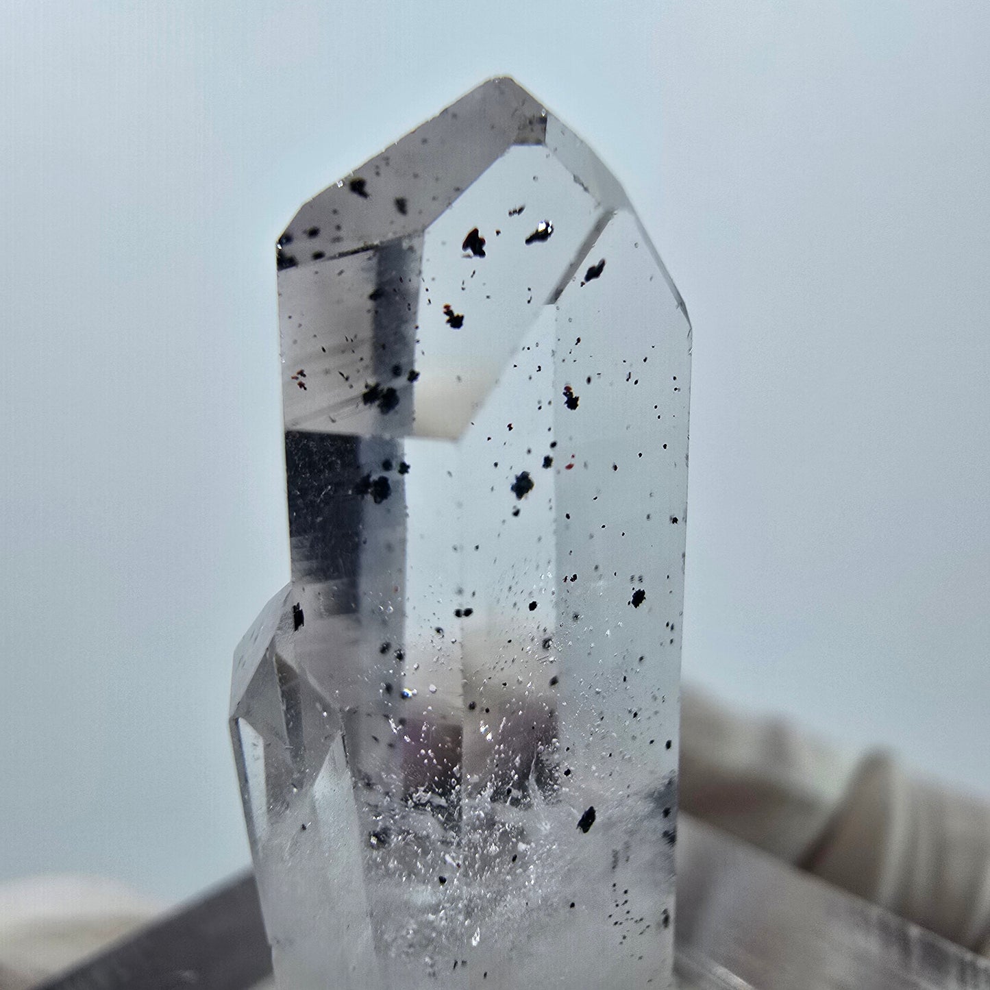 Quartz hématite transparent Point Streep Mine, Goboboseb, Namibie 27 x 11 x 8 mm