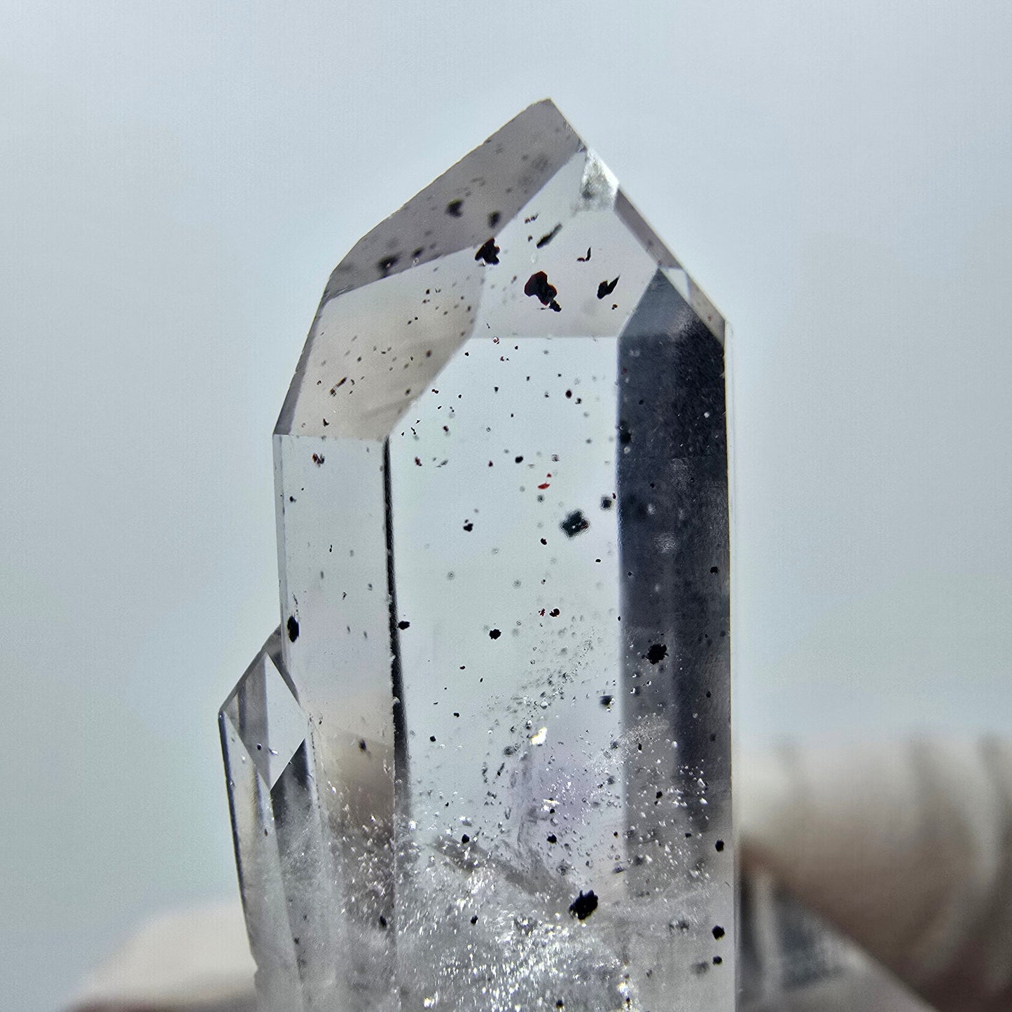 Quartz hématite transparent Point Streep Mine, Goboboseb, Namibie 27 x 11 x 8 mm