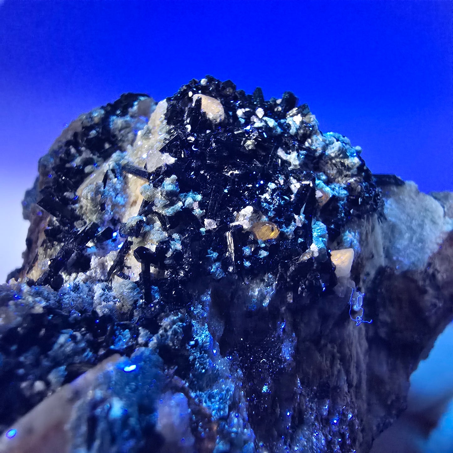 Tourmaline Schörl, muscovite, calcite UV, stade orthose Erongo, Namibie 82*55*45mm