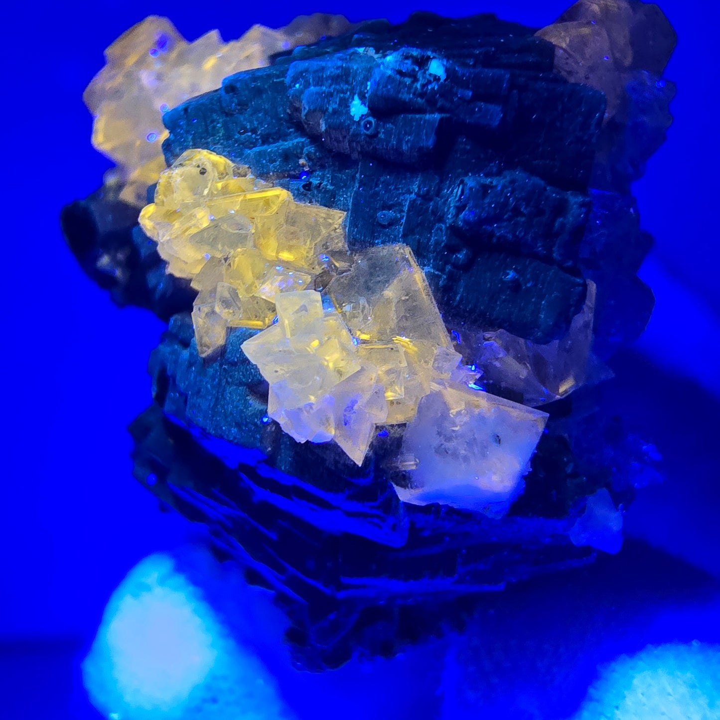 Seltene Muskovit, UV Calcit Stufe Erongo, Namibia 38*36*30mm Mineraliensammlung