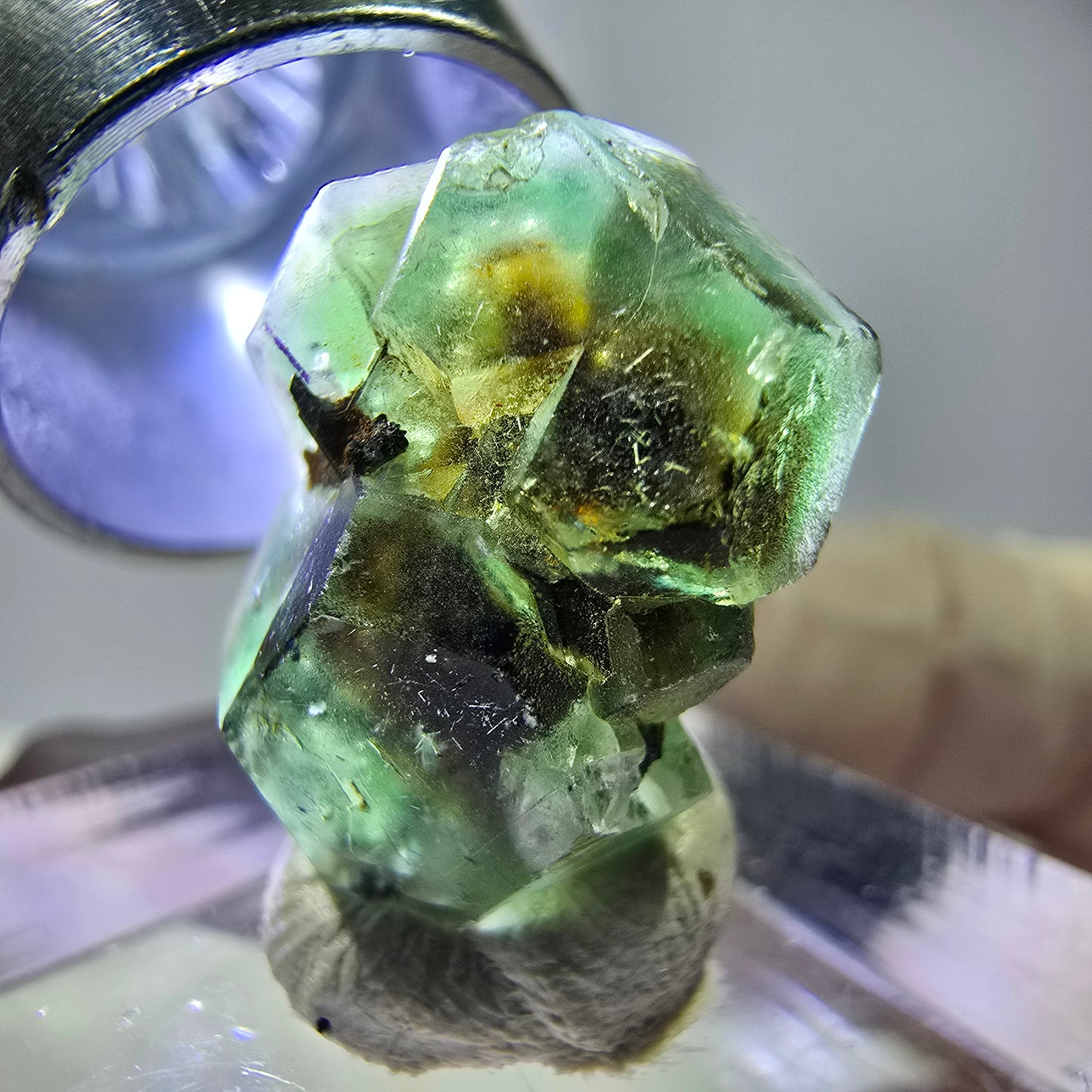 Cube hexagonal de fluorite fantôme, tourmaline Schorl d'Erongo, Namibie 17 x 13 x 12 mm
